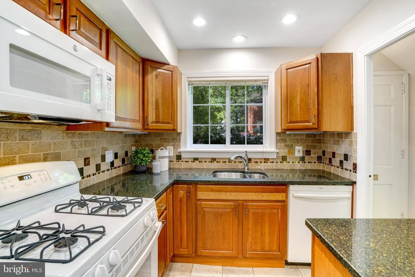 3736 GUNSTON RD, ALEXANDRIA, Virginia 22302, 2 Bedrooms Bedrooms, ,1 BathroomBathrooms,Residential,For sale,3736 GUNSTON RD,VAAX2044488 MLS # VAAX2044488