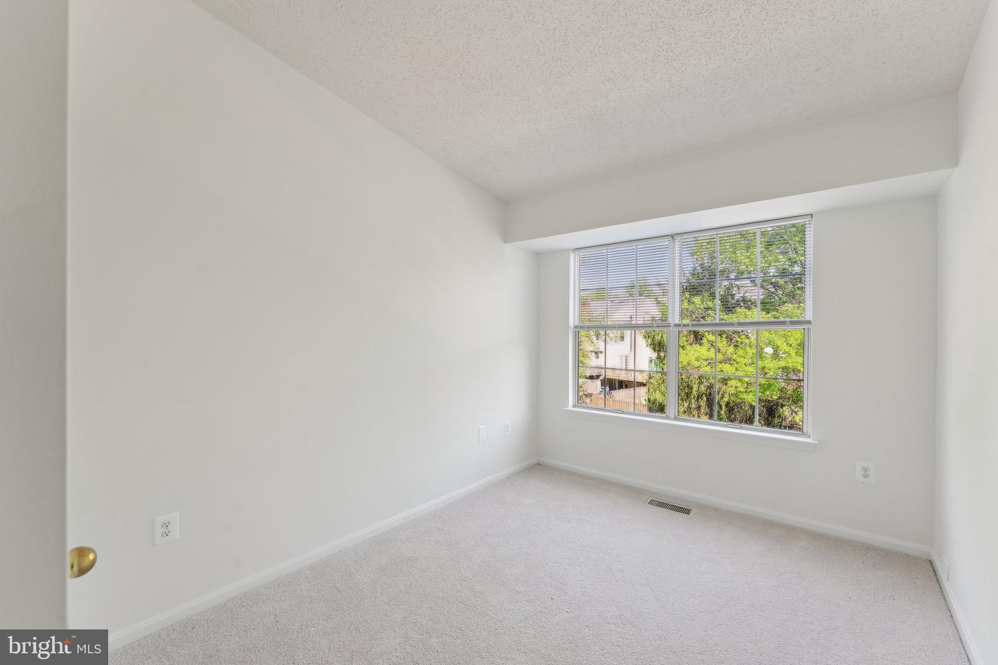 14413 GLENCREST CIR #111, CENTREVILLE, Virginia 20120, 3 Bedrooms Bedrooms, ,2 BathroomsBathrooms,Residential,For sale,14413 GLENCREST CIR #111,VAFX2236122 MLS # VAFX2236122