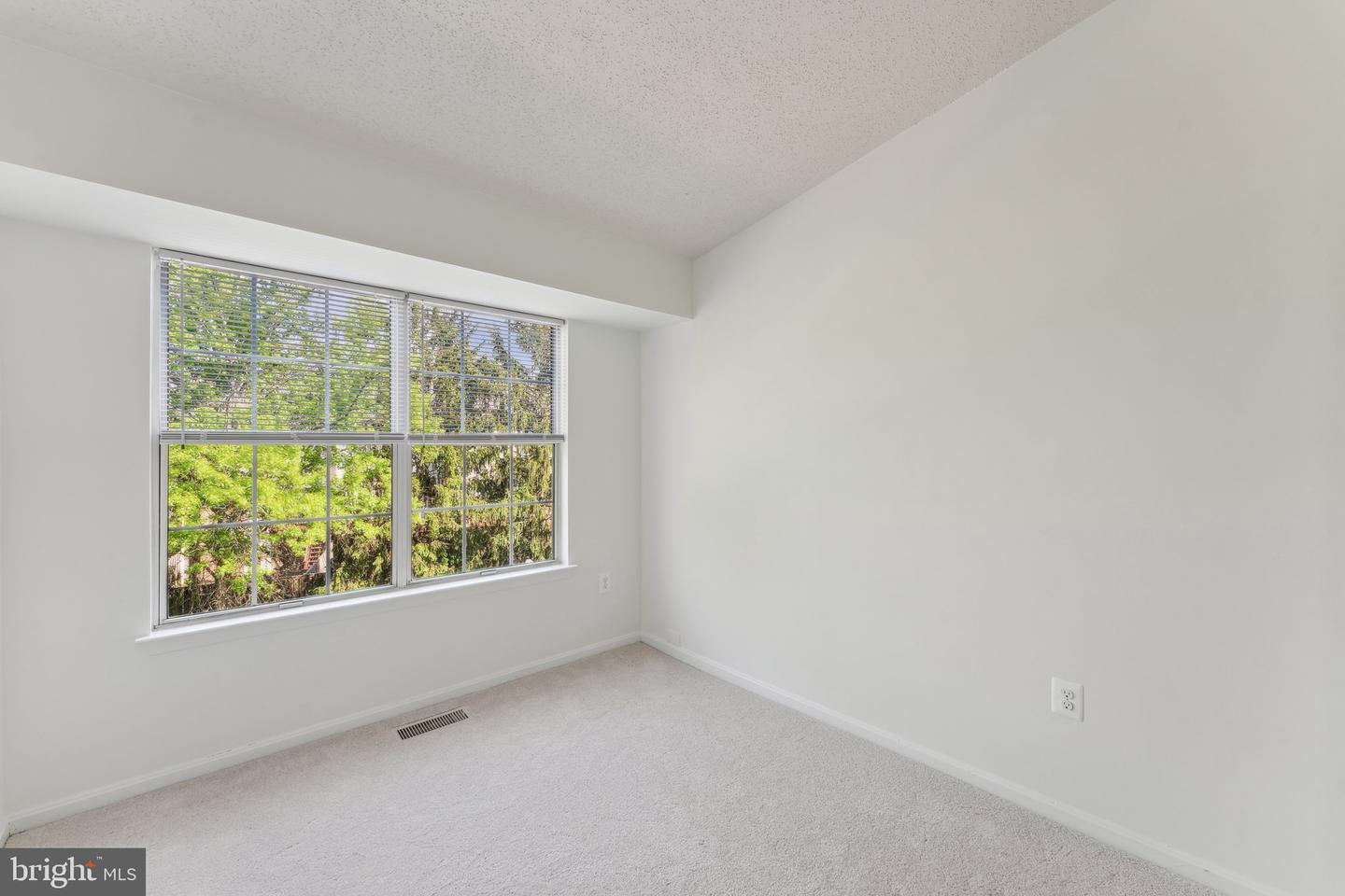 14413 GLENCREST CIR #111, CENTREVILLE, Virginia 20120, 3 Bedrooms Bedrooms, ,2 BathroomsBathrooms,Residential,For sale,14413 GLENCREST CIR #111,VAFX2236122 MLS # VAFX2236122
