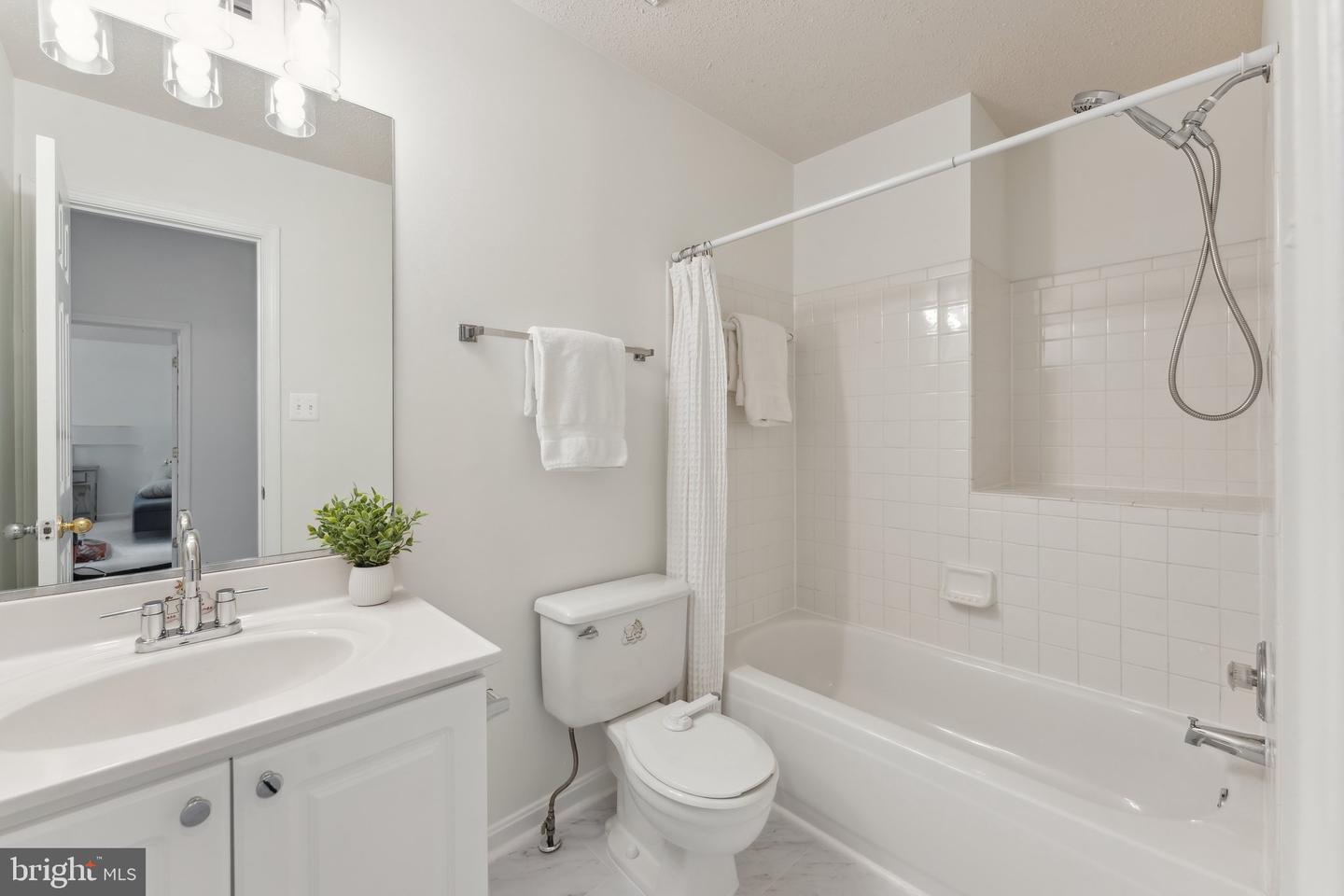 14413 GLENCREST CIR #111, CENTREVILLE, Virginia 20120, 3 Bedrooms Bedrooms, ,2 BathroomsBathrooms,Residential,For sale,14413 GLENCREST CIR #111,VAFX2236122 MLS # VAFX2236122