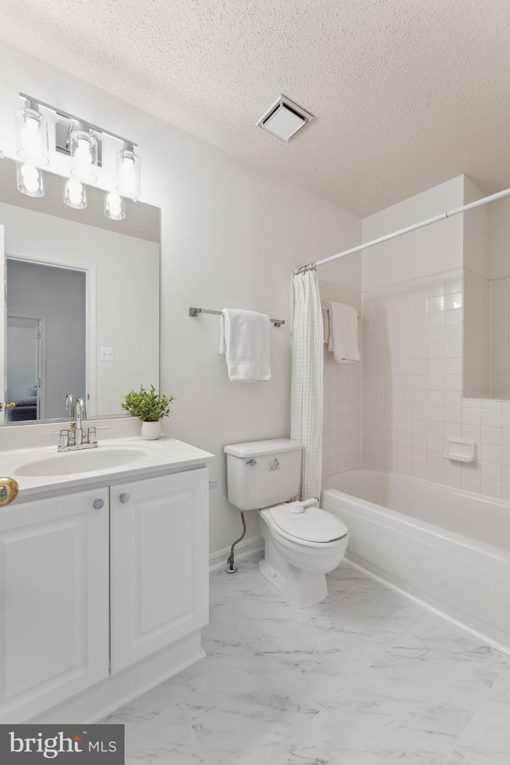 14413 GLENCREST CIR #111, CENTREVILLE, Virginia 20120, 3 Bedrooms Bedrooms, ,2 BathroomsBathrooms,Residential,For sale,14413 GLENCREST CIR #111,VAFX2236122 MLS # VAFX2236122