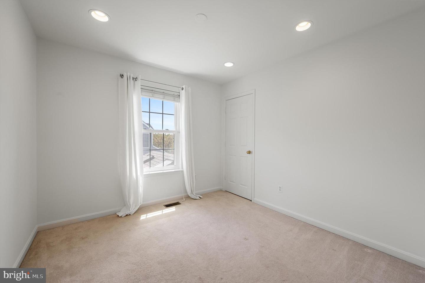 6919 SHARPSBURG DR, CENTREVILLE, Virginia 20121, 5 Bedrooms Bedrooms, ,3 BathroomsBathrooms,Residential,For sale,6919 SHARPSBURG DR,VAFX2236210 MLS # VAFX2236210
