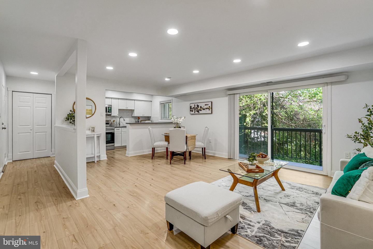 3330 S 28TH ST #203, ALEXANDRIA, Virginia 22302, 2 Bedrooms Bedrooms, ,1 BathroomBathrooms,Residential,For sale,3330 S 28TH ST #203,VAAX2044544 MLS # VAAX2044544