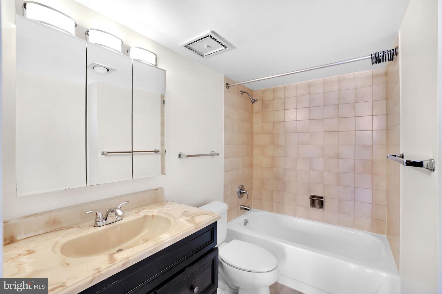 1808 OLD MEADOW RD #1015, MCLEAN, Virginia 22102, 2 Bedrooms Bedrooms, ,2 BathroomsBathrooms,Residential,For sale,1808 OLD MEADOW RD #1015,VAFX2236640 MLS # VAFX2236640