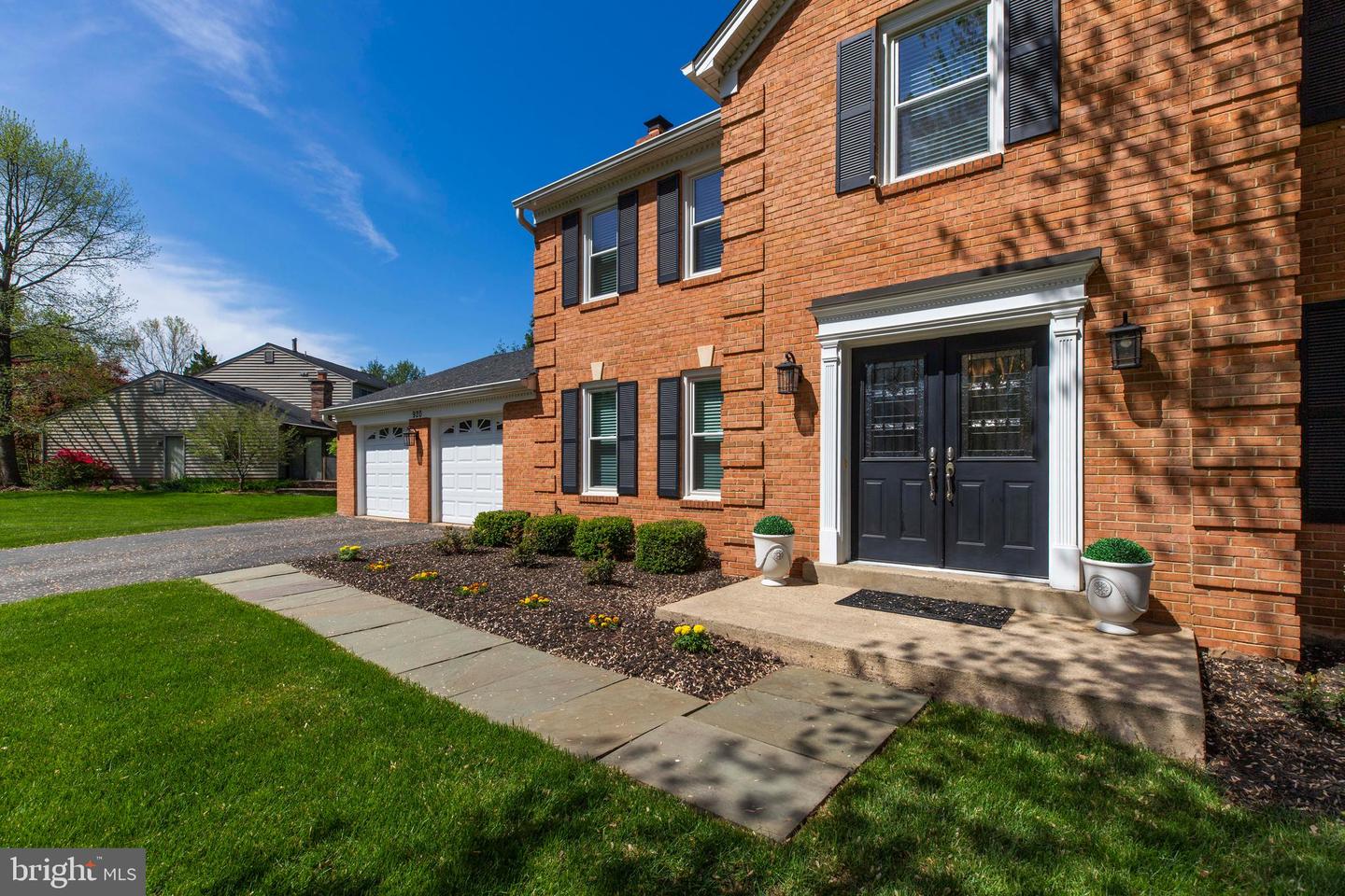 920 HOLLY CREEK DR, GREAT FALLS, Virginia 22066, 4 Bedrooms Bedrooms, ,3 BathroomsBathrooms,Residential,For sale,920 HOLLY CREEK DR,VAFX2236924 MLS # VAFX2236924