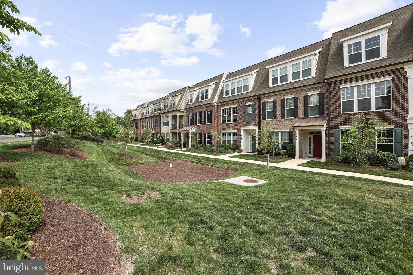 5944 CLAPTON CT #28, ALEXANDRIA, Virginia 22310, 3 Bedrooms Bedrooms, ,3 BathroomsBathrooms,Residential,For sale,5944 CLAPTON CT #28,VAFX2236958 MLS # VAFX2236958