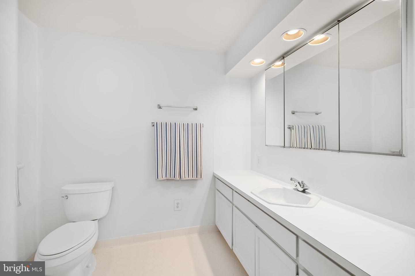 8220 SMITHFIELD AVE, SPRINGFIELD, Virginia 22152, 5 Bedrooms Bedrooms, ,4 BathroomsBathrooms,Residential,For sale,8220 SMITHFIELD AVE,VAFX2236962 MLS # VAFX2236962