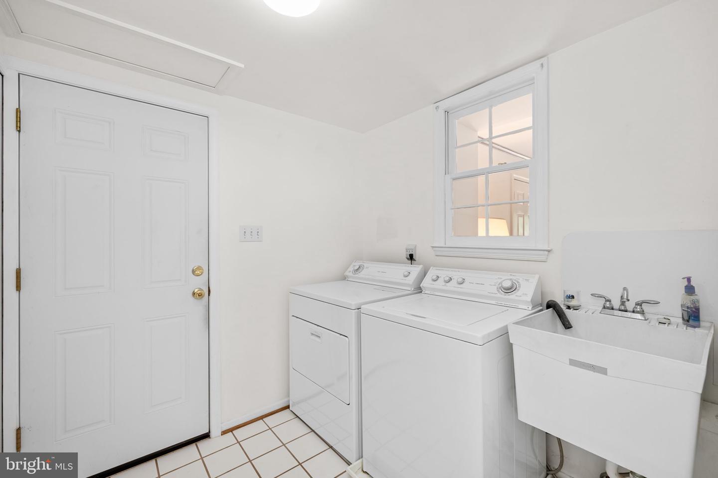 8220 SMITHFIELD AVE, SPRINGFIELD, Virginia 22152, 5 Bedrooms Bedrooms, ,4 BathroomsBathrooms,Residential,For sale,8220 SMITHFIELD AVE,VAFX2236962 MLS # VAFX2236962