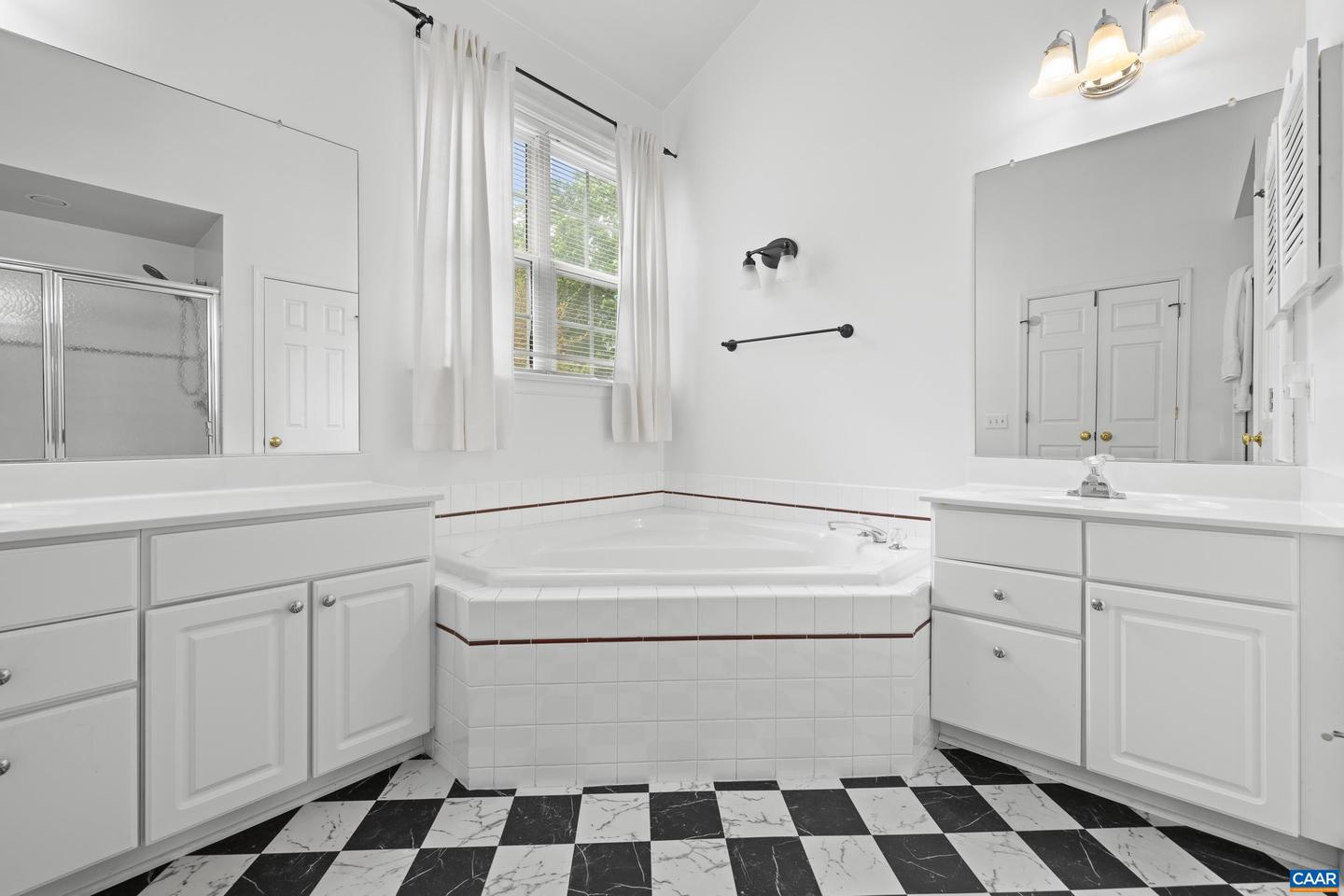 980 CHARTER OAKS DR, CHARLOTTESVILLE, Virginia 22901, 5 Bedrooms Bedrooms, ,4 BathroomsBathrooms,Residential,For sale,980 CHARTER OAKS DR,663861 MLS # 663861