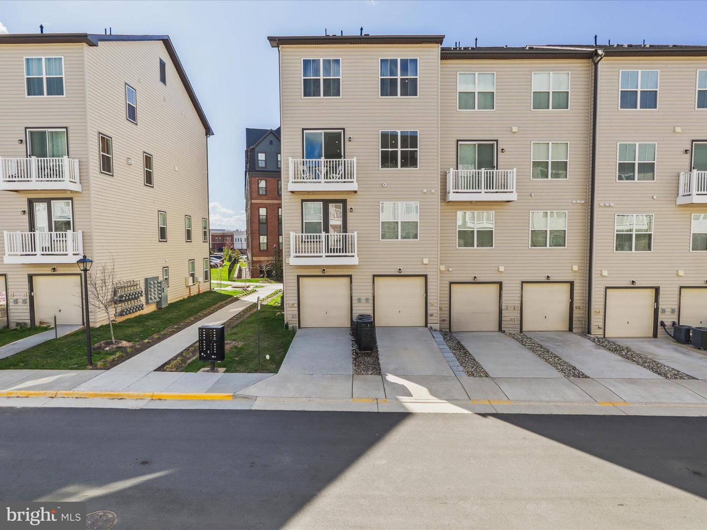 12363 AZURE LN #42, FAIRFAX, Virginia 22033, 3 Bedrooms Bedrooms, ,2 BathroomsBathrooms,Residential,For sale,12363 AZURE LN #42,VAFX2237970 MLS # VAFX2237970