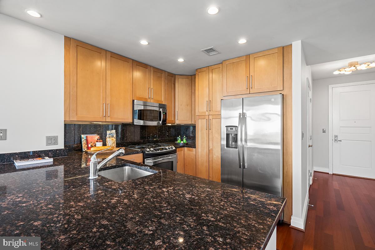 8220 CRESTWOOD HEIGHTS DR #1705, MCLEAN, Virginia 22102, 2 Bedrooms Bedrooms, ,2 BathroomsBathrooms,Residential,For sale,8220 CRESTWOOD HEIGHTS DR #1705,VAFX2237980 MLS # VAFX2237980