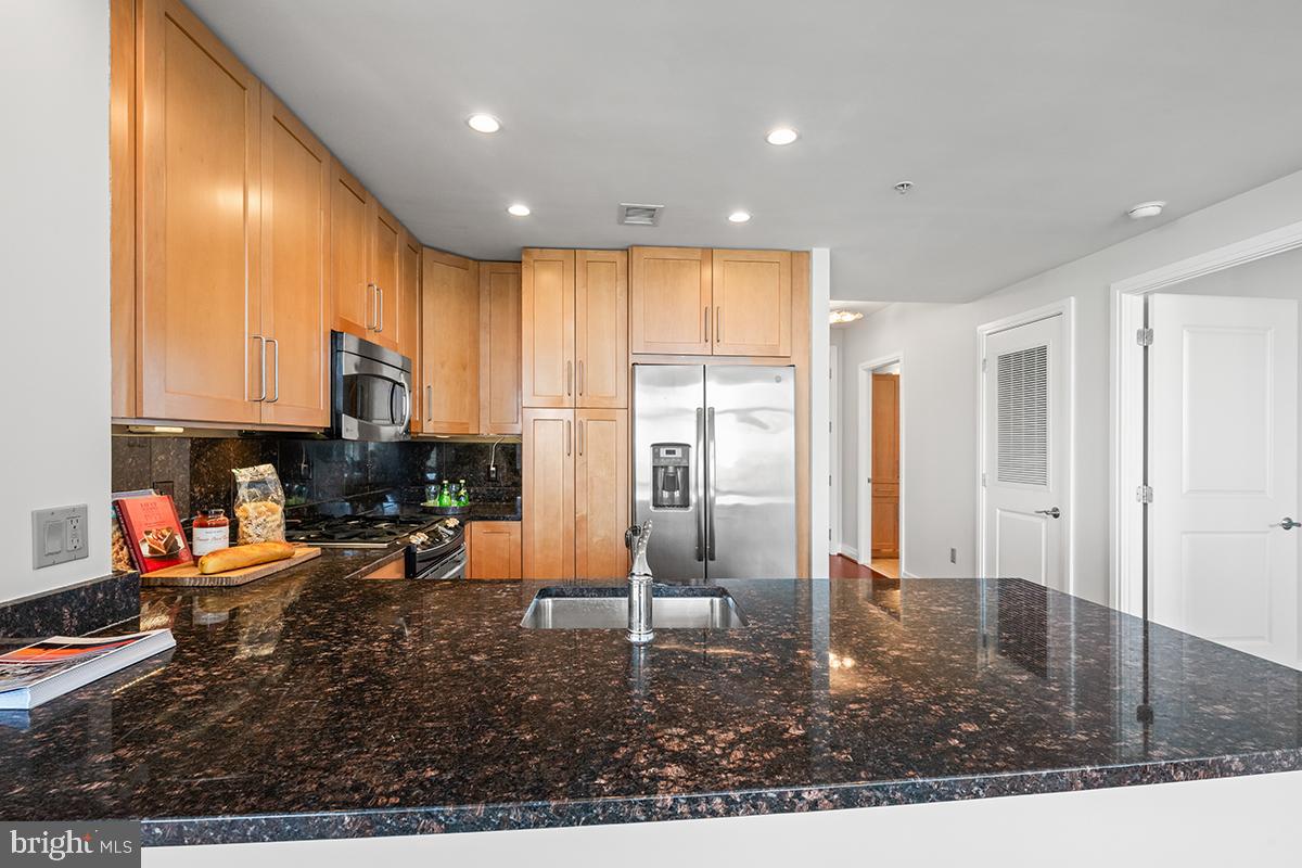8220 CRESTWOOD HEIGHTS DR #1705, MCLEAN, Virginia 22102, 2 Bedrooms Bedrooms, ,2 BathroomsBathrooms,Residential,For sale,8220 CRESTWOOD HEIGHTS DR #1705,VAFX2237980 MLS # VAFX2237980