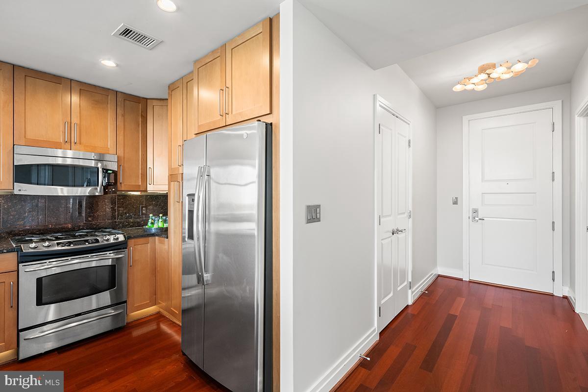 8220 CRESTWOOD HEIGHTS DR #1705, MCLEAN, Virginia 22102, 2 Bedrooms Bedrooms, ,2 BathroomsBathrooms,Residential,For sale,8220 CRESTWOOD HEIGHTS DR #1705,VAFX2237980 MLS # VAFX2237980