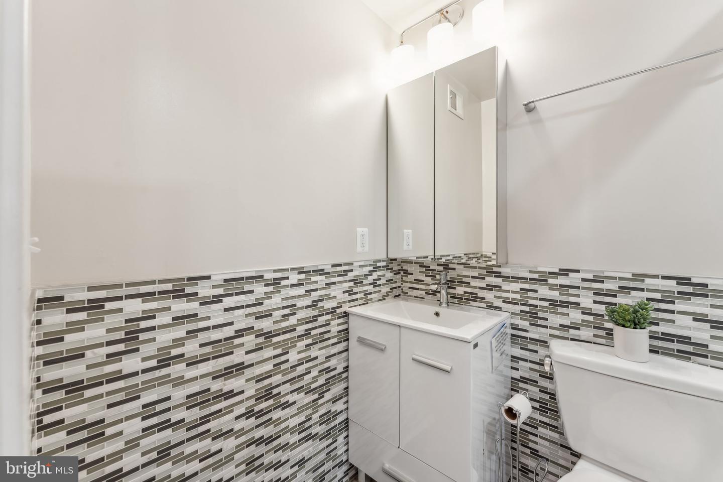 718 13TH ST SE, WASHINGTON, District Of Columbia 20003, 3 Bedrooms Bedrooms, ,3 BathroomsBathrooms,Residential,For sale,718 13TH ST SE,DCDC2198426 MLS # DCDC2198426