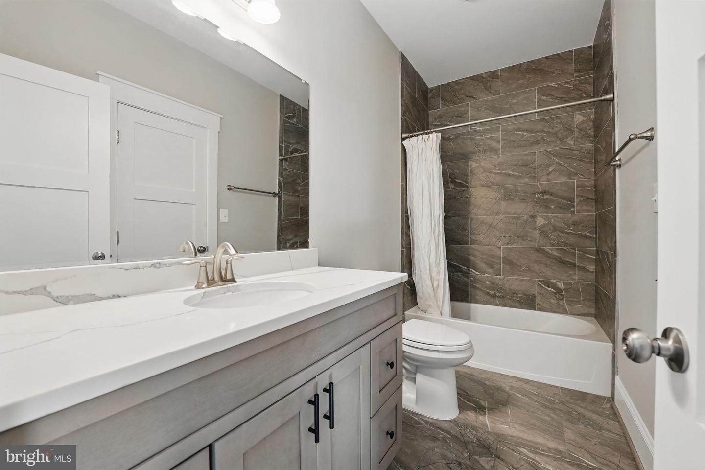 11607 LAWTER LN, CLIFTON, Virginia 20124, 4 Bedrooms Bedrooms, ,6 BathroomsBathrooms,Residential,For sale,11607 LAWTER LN,VAFX2238010 MLS # VAFX2238010