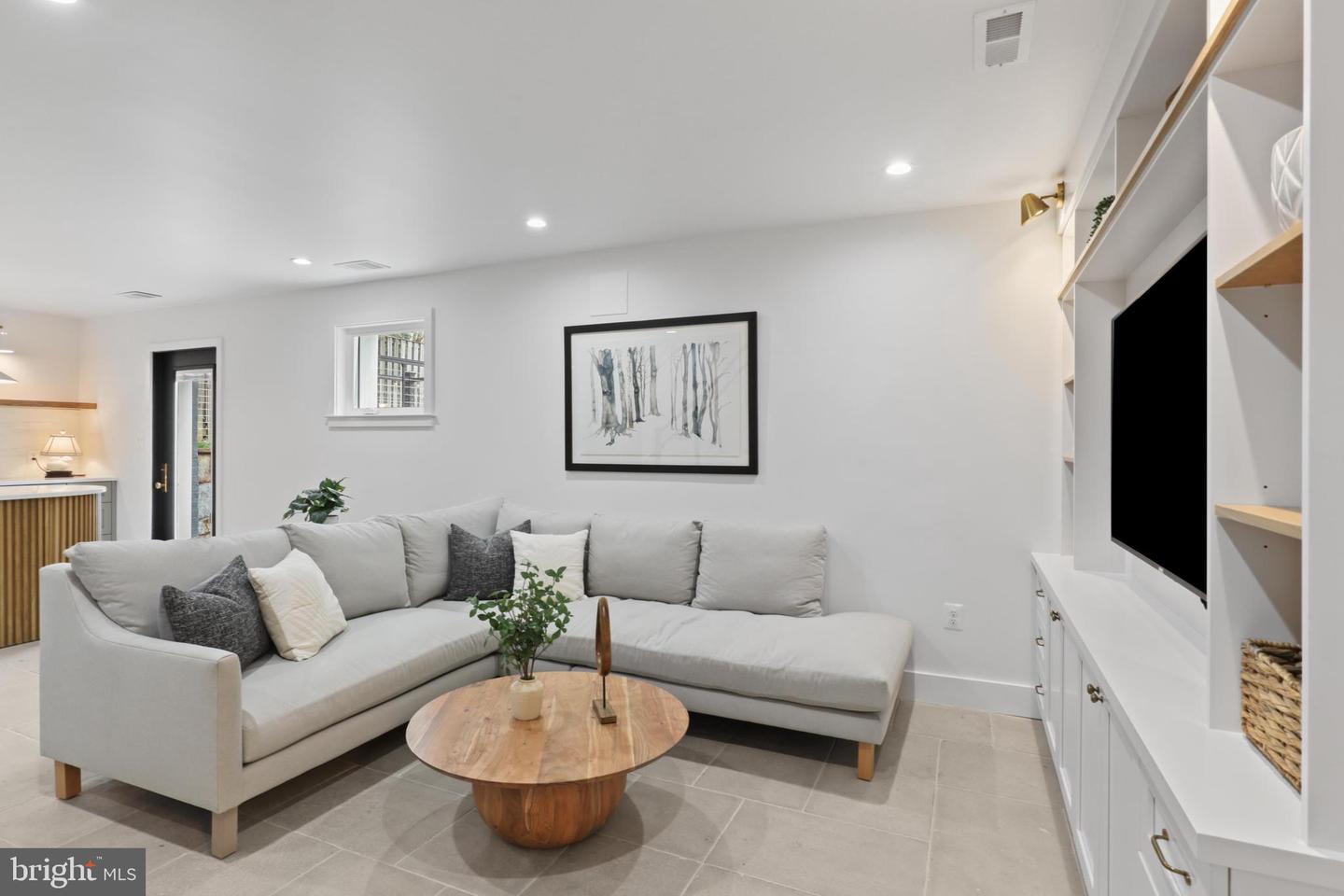 865 N JEFFERSON ST, ARLINGTON, Virginia 22205, 5 Bedrooms Bedrooms, ,4 BathroomsBathrooms,Residential,For sale,865 N JEFFERSON ST,VAAR2056918 MLS # VAAR2056918