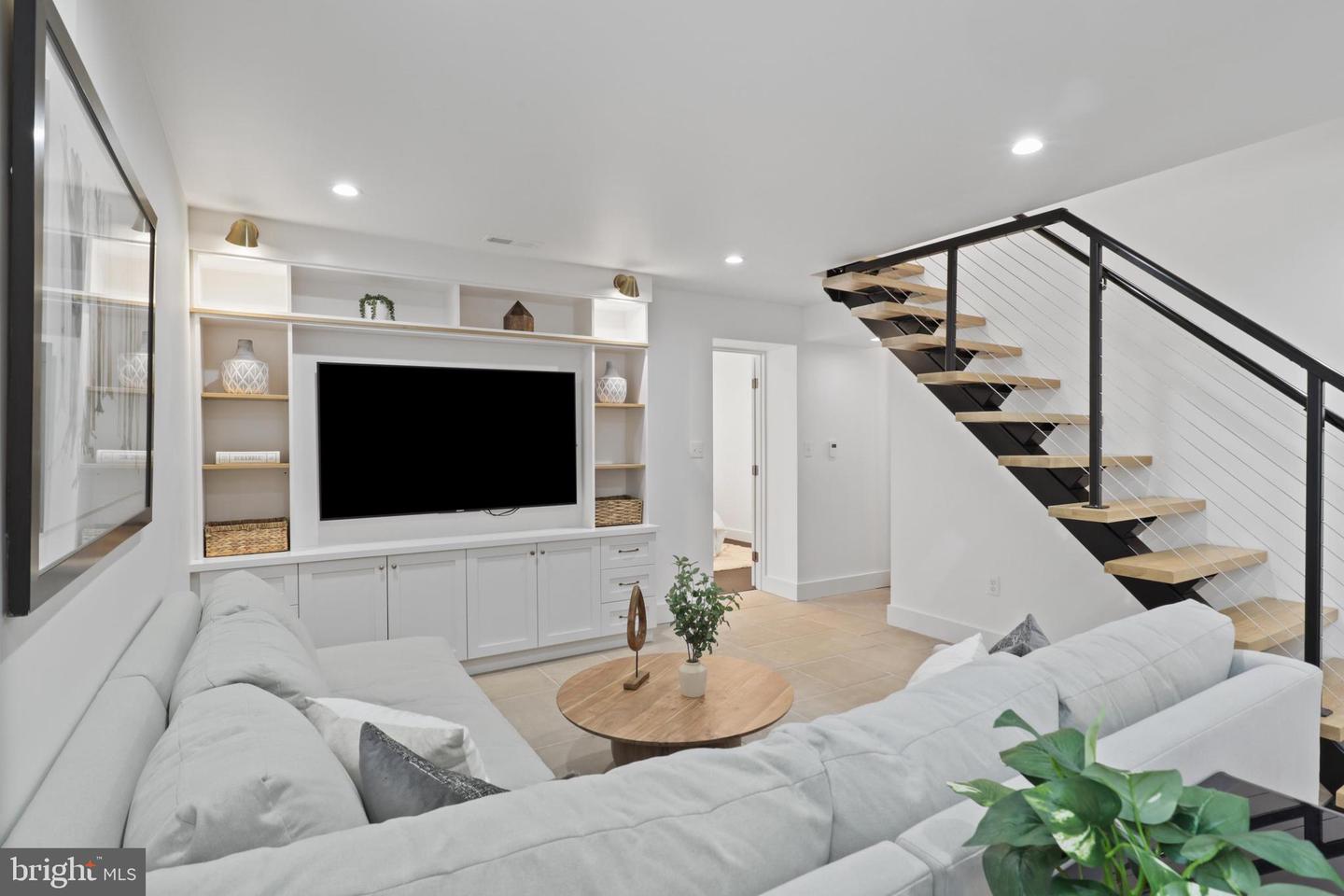 865 N JEFFERSON ST, ARLINGTON, Virginia 22205, 5 Bedrooms Bedrooms, ,4 BathroomsBathrooms,Residential,For sale,865 N JEFFERSON ST,VAAR2056918 MLS # VAAR2056918