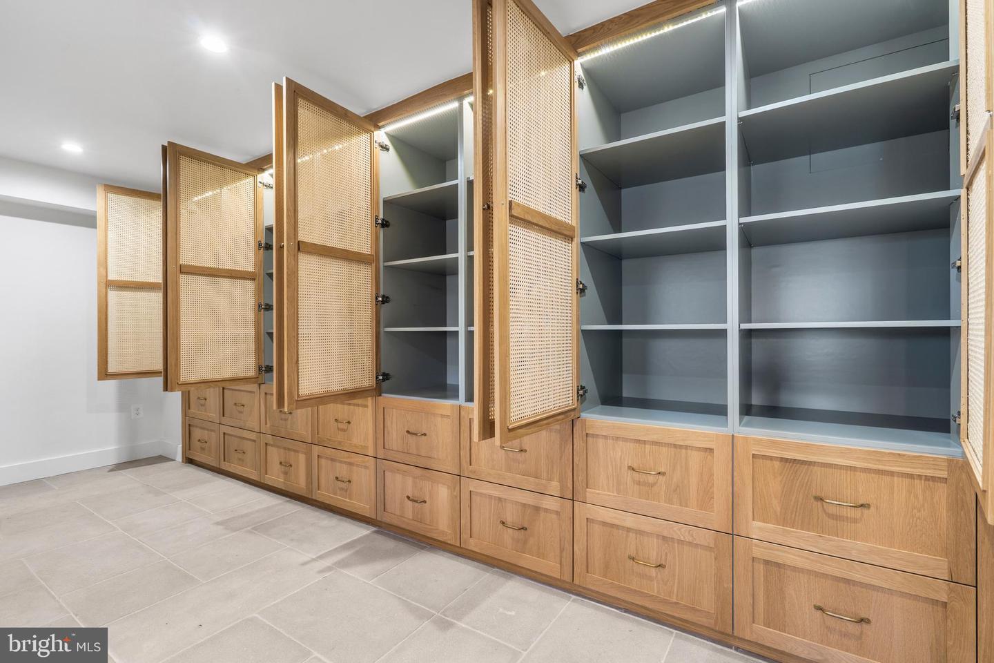 865 N JEFFERSON ST, ARLINGTON, Virginia 22205, 5 Bedrooms Bedrooms, ,4 BathroomsBathrooms,Residential,For sale,865 N JEFFERSON ST,VAAR2056918 MLS # VAAR2056918