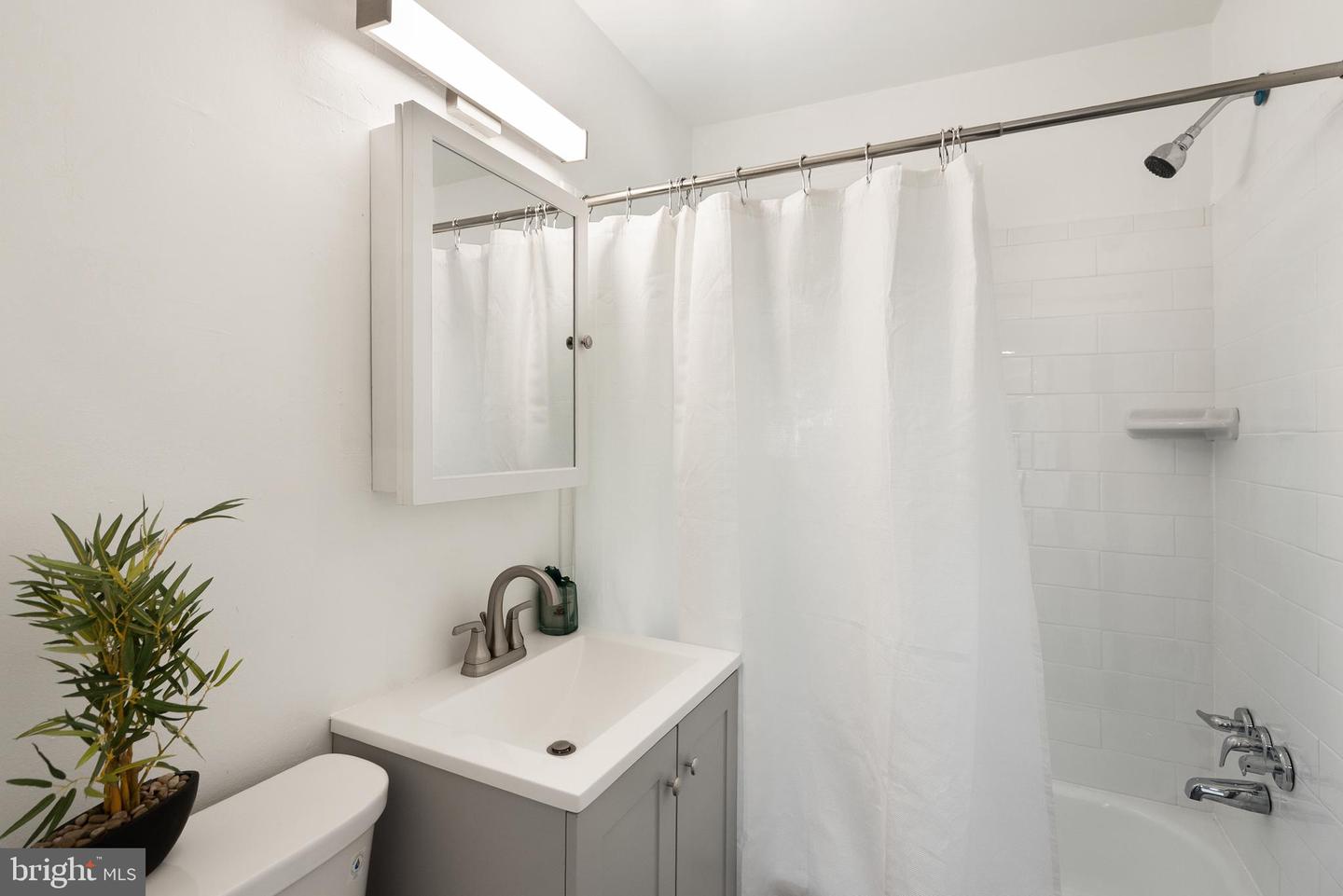 28 E REED AVE, ALEXANDRIA, Virginia 22305, 2 Bedrooms Bedrooms, ,1 BathroomBathrooms,Residential,For sale,28 E REED AVE,VAAX2042302 MLS # VAAX2042302