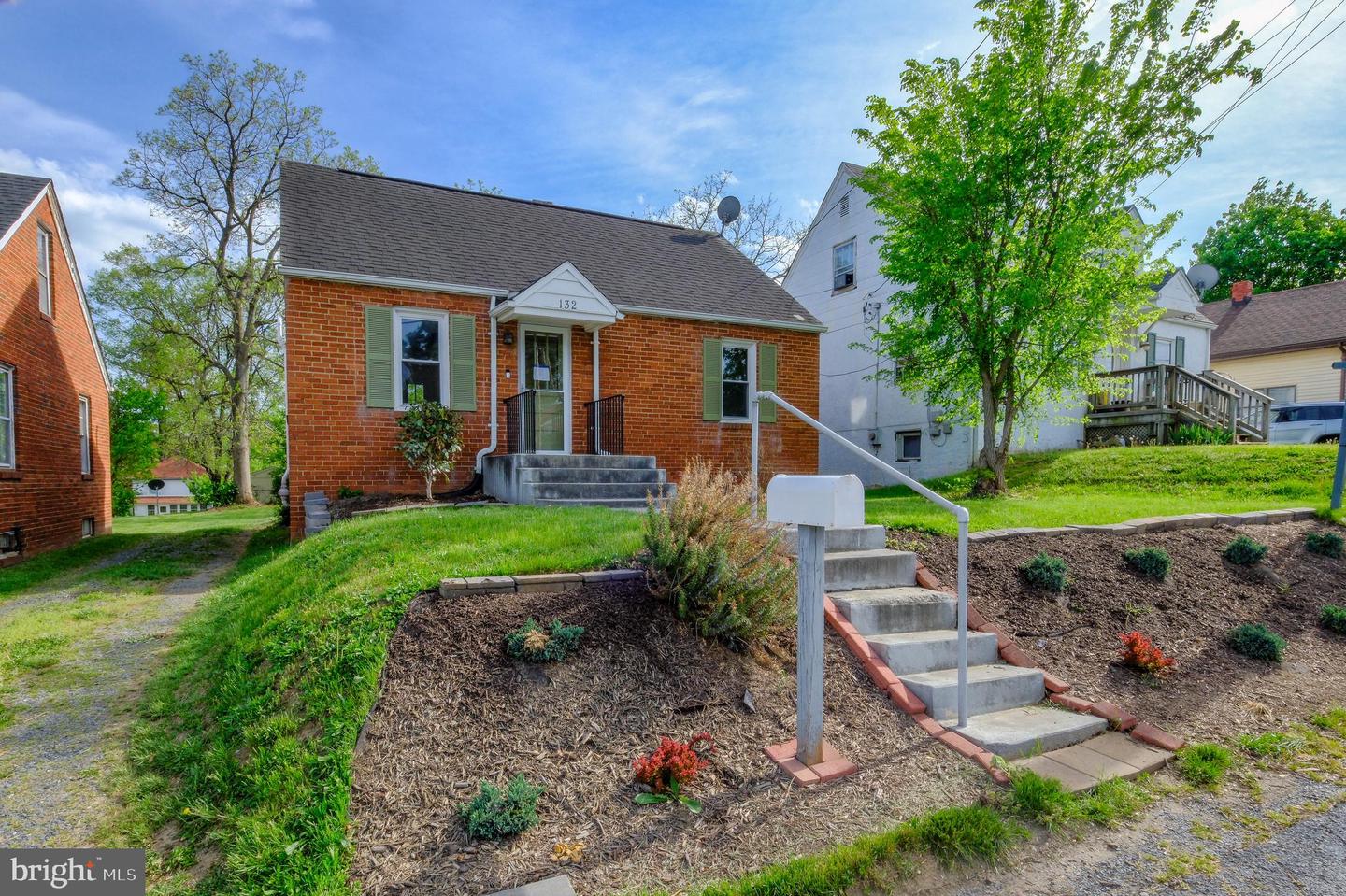 132 W 12TH ST, FRONT ROYAL, Virginia 22630, 3 Bedrooms Bedrooms, 8 Rooms Rooms,1 BathroomBathrooms,Residential,For sale,132 W 12TH ST,VAWR2010536 MLS # VAWR2010536