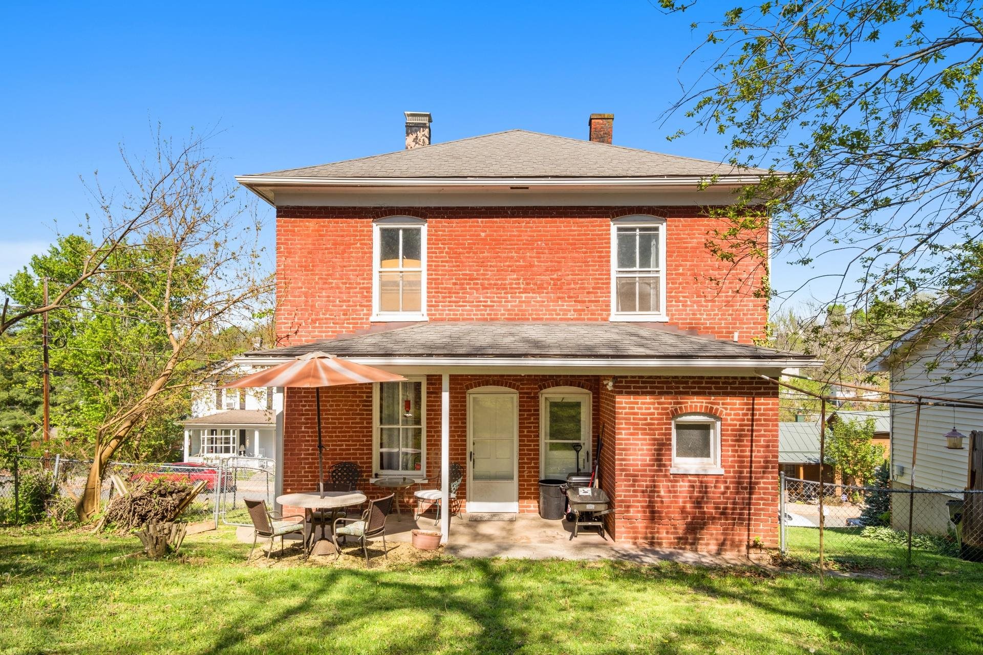 105 LAKE AVE, STAUNTON, Virginia 24401, 3 Bedrooms Bedrooms, ,2 BathroomsBathrooms,Residential,105 LAKE AVE,664018 MLS # 664018