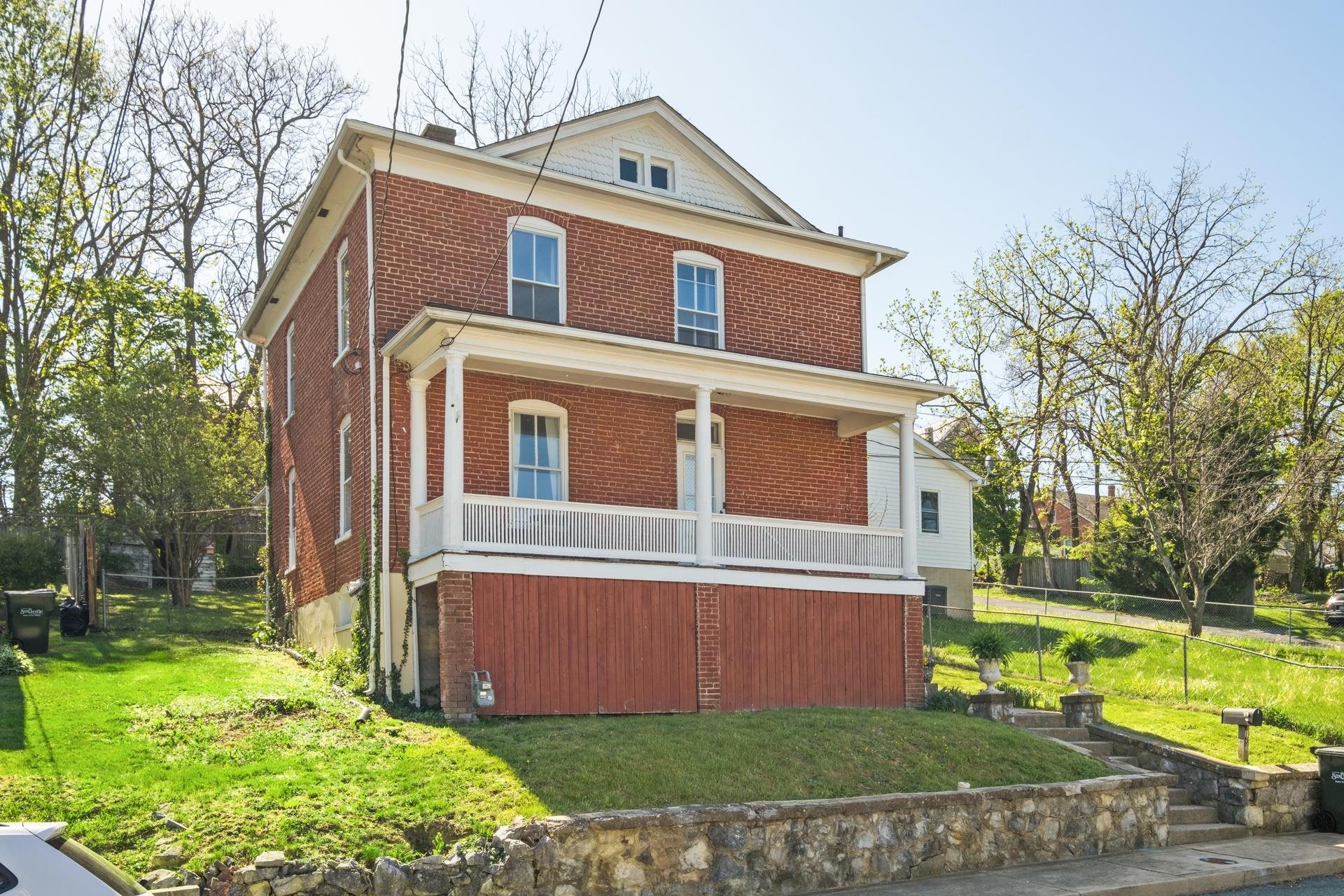 105 LAKE AVE, STAUNTON, Virginia 24401, 3 Bedrooms Bedrooms, ,2 BathroomsBathrooms,Residential,105 LAKE AVE,664018 MLS # 664018