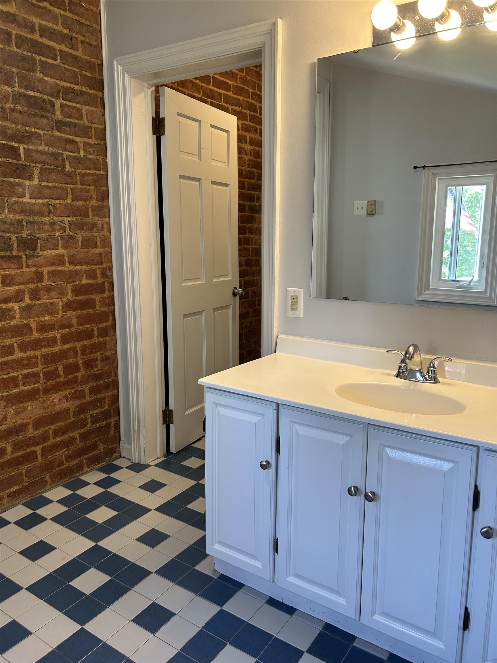 519 W FREDERICK ST, STAUNTON, Virginia 24401, 3 Bedrooms Bedrooms, ,4 BathroomsBathrooms,Residential,519 W FREDERICK ST,664030 MLS # 664030