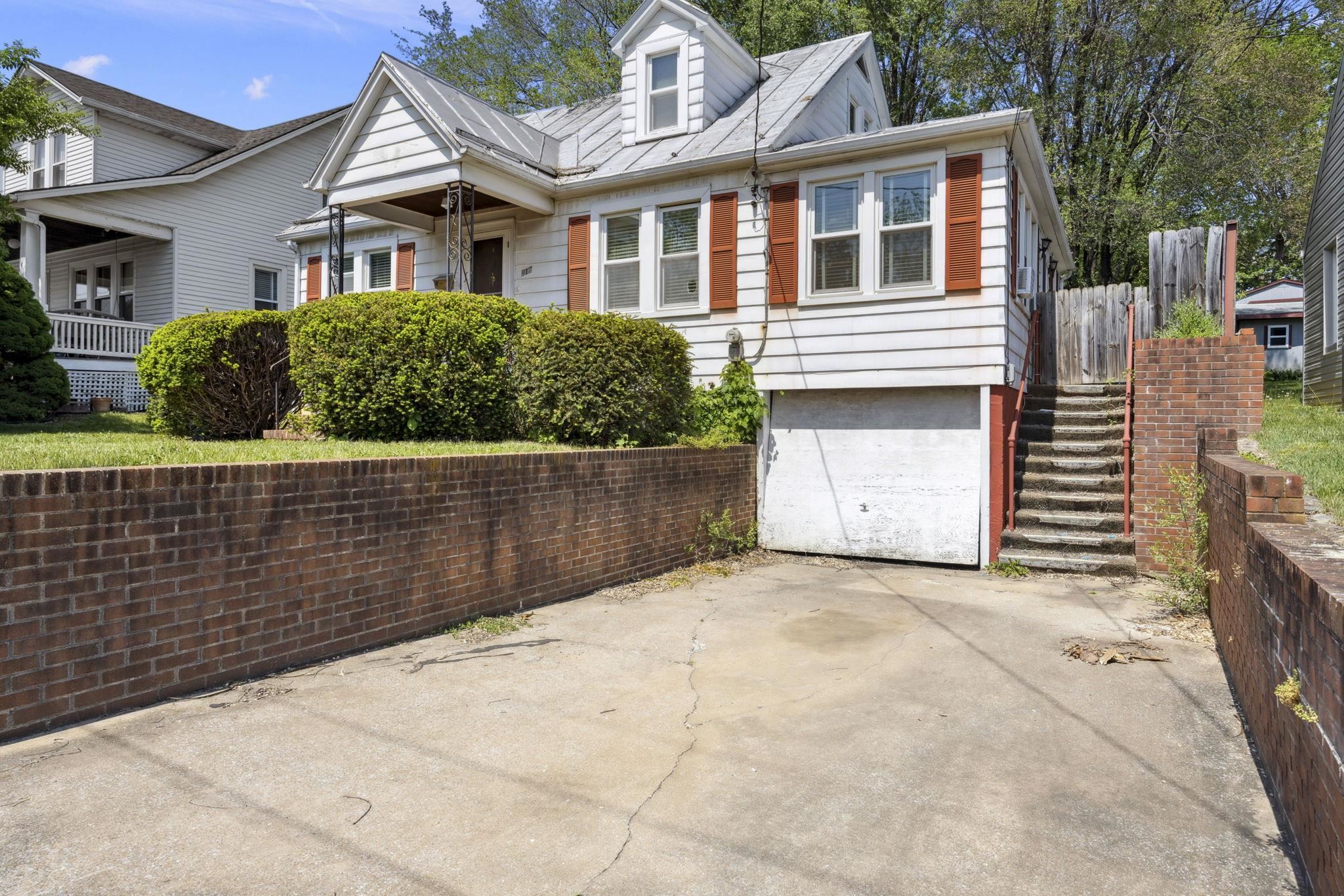 917 CHESTNUT DR, HARRISONBURG, Virginia 22801, 4 Bedrooms Bedrooms, ,1 BathroomBathrooms,Residential,917 CHESTNUT DR,664044 MLS # 664044