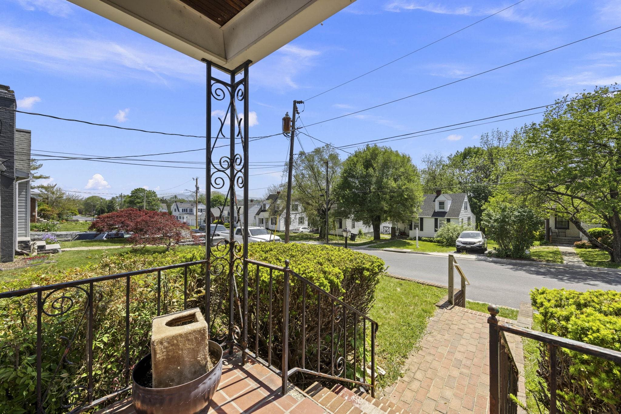 917 CHESTNUT DR, HARRISONBURG, Virginia 22801, 4 Bedrooms Bedrooms, ,1 BathroomBathrooms,Residential,917 CHESTNUT DR,664044 MLS # 664044
