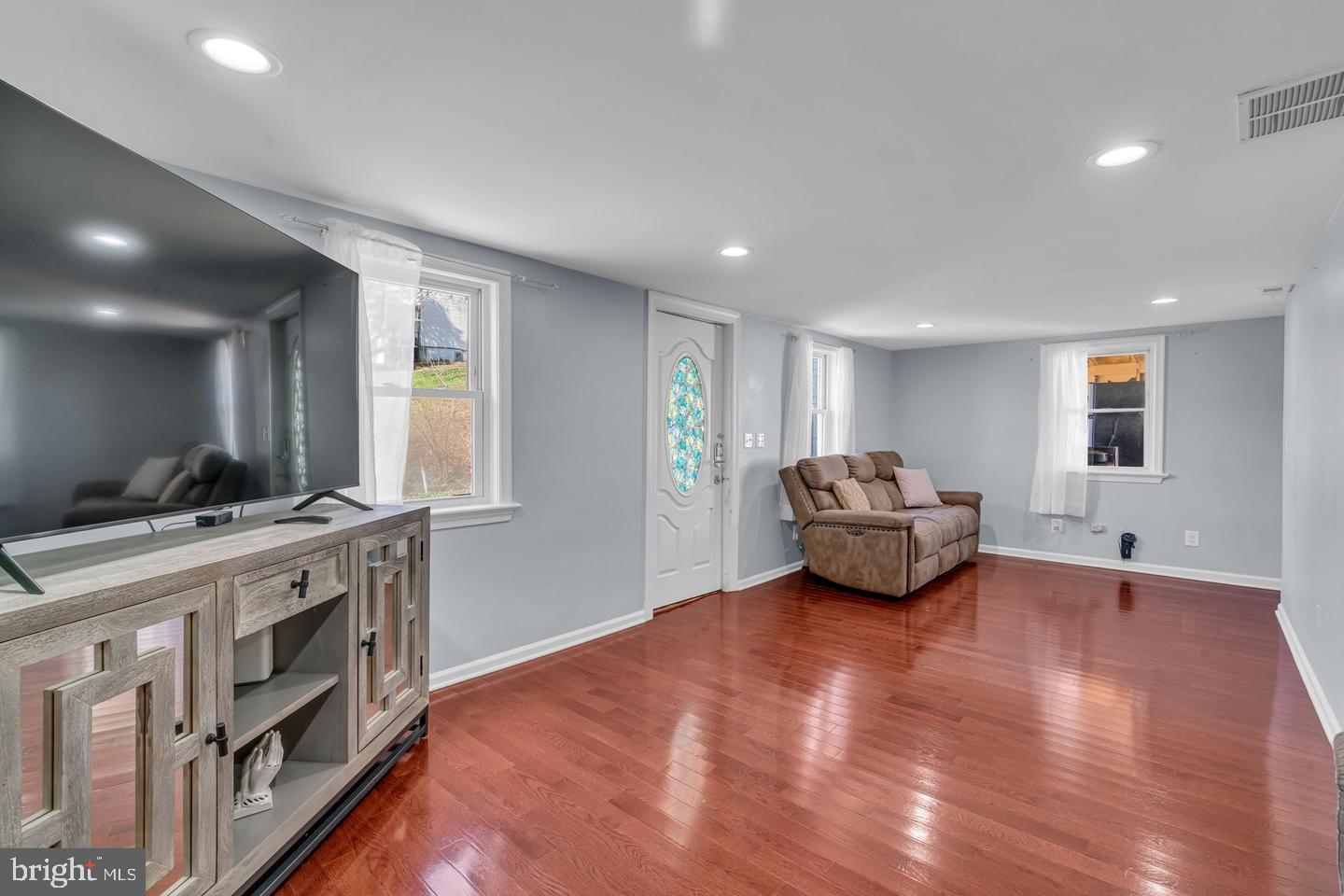 17631 WASHINGTON ST, DUMFRIES, Virginia 22026, 3 Bedrooms Bedrooms, ,2 BathroomsBathrooms,Residential,For sale,17631 WASHINGTON ST,VAPW2091414 MLS # VAPW2091414