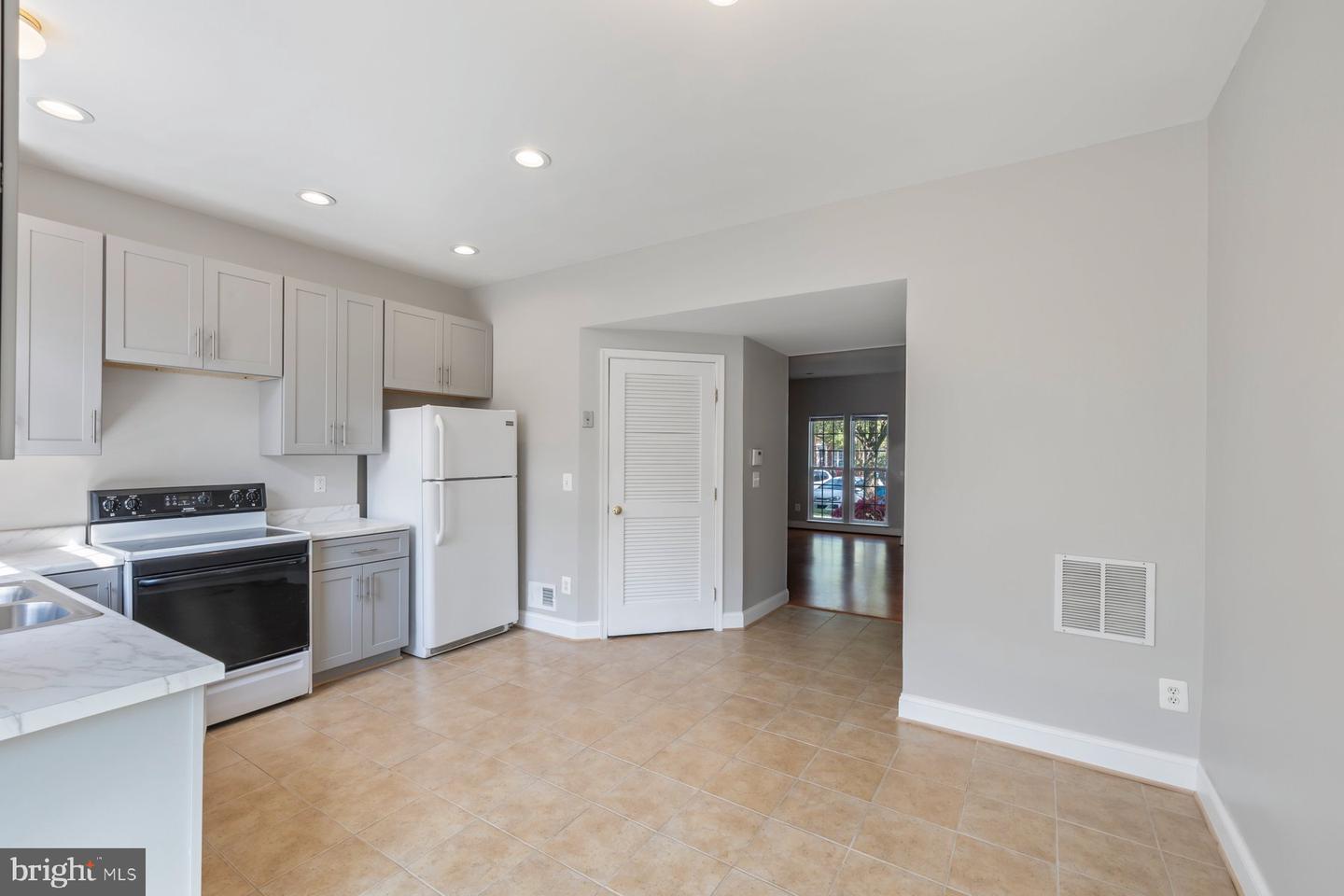 44479 POTTER TER, ASHBURN, Virginia 20147, 2 Bedrooms Bedrooms, ,2 BathroomsBathrooms,Residential,For sale,44479 POTTER TER,VALO2094110 MLS # VALO2094110
