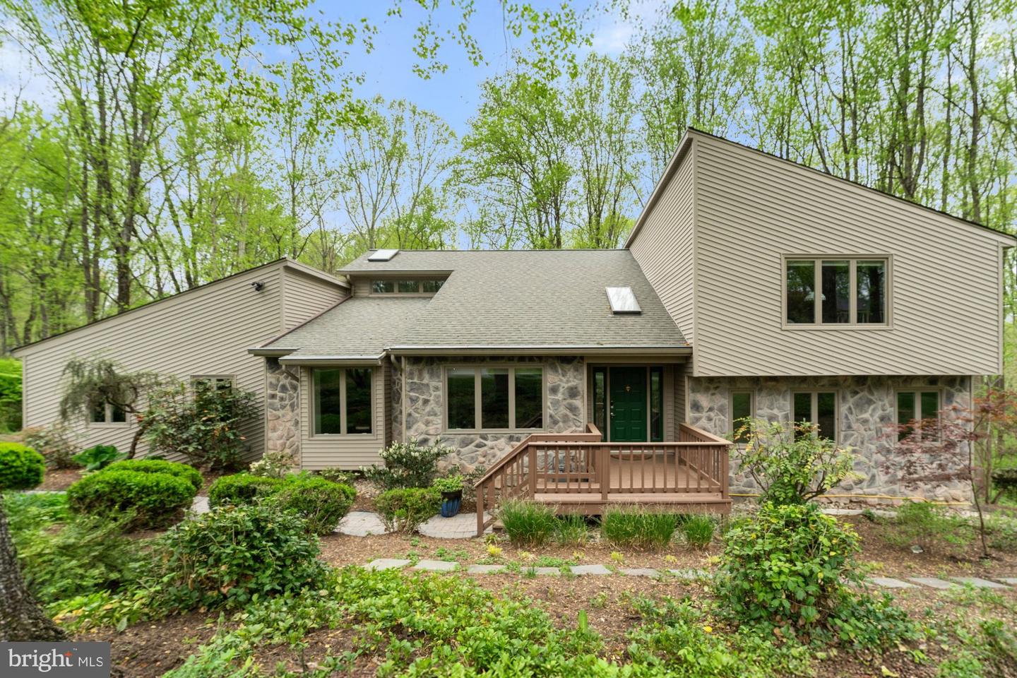 1806 ABBEY GLEN CT, VIENNA, Virginia 22182, 5 Bedrooms Bedrooms, ,4 BathroomsBathrooms,Residential,For sale,1806 ABBEY GLEN CT,VAFX2234658 MLS # VAFX2234658