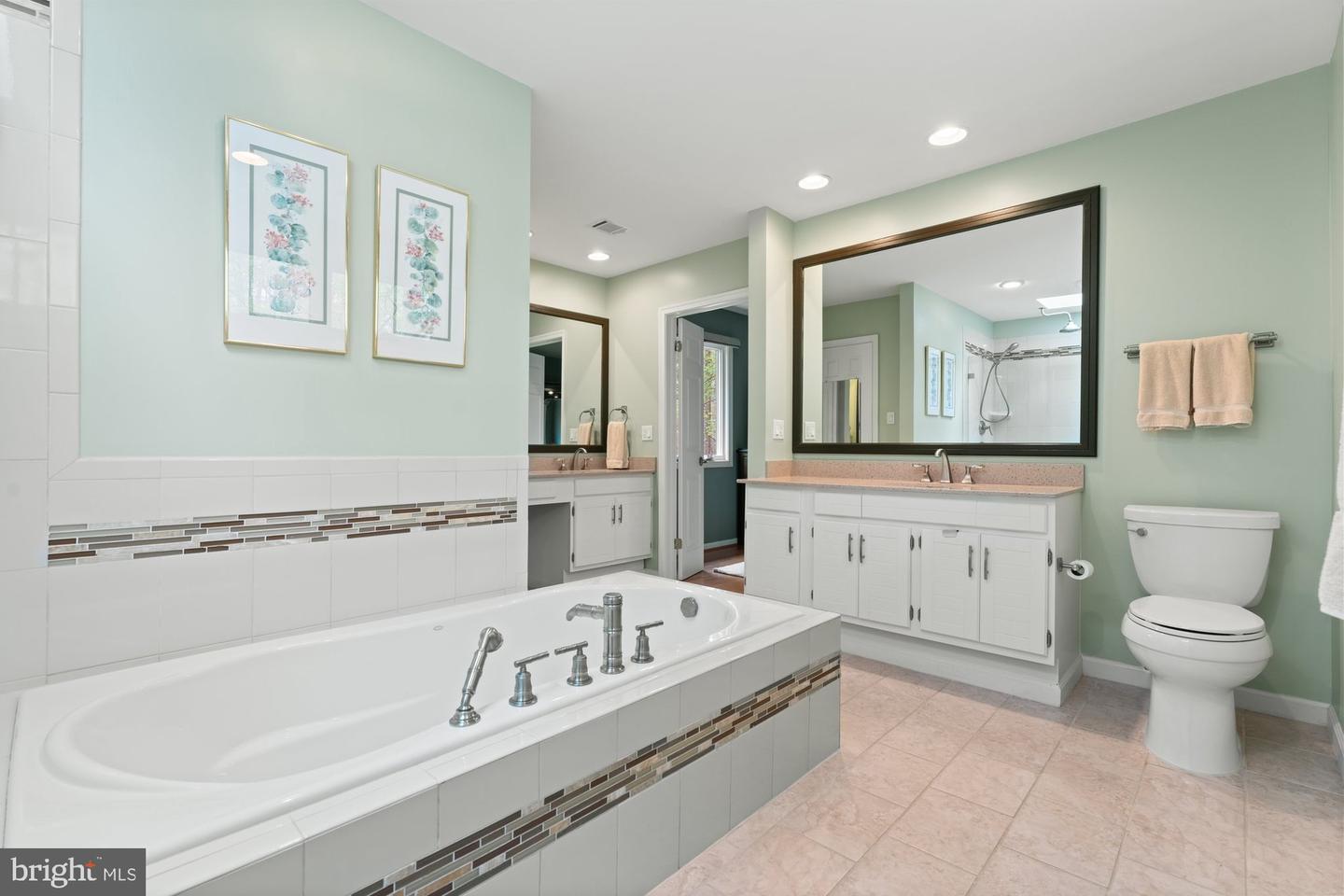 1806 ABBEY GLEN CT, VIENNA, Virginia 22182, 5 Bedrooms Bedrooms, ,4 BathroomsBathrooms,Residential,For sale,1806 ABBEY GLEN CT,VAFX2234658 MLS # VAFX2234658