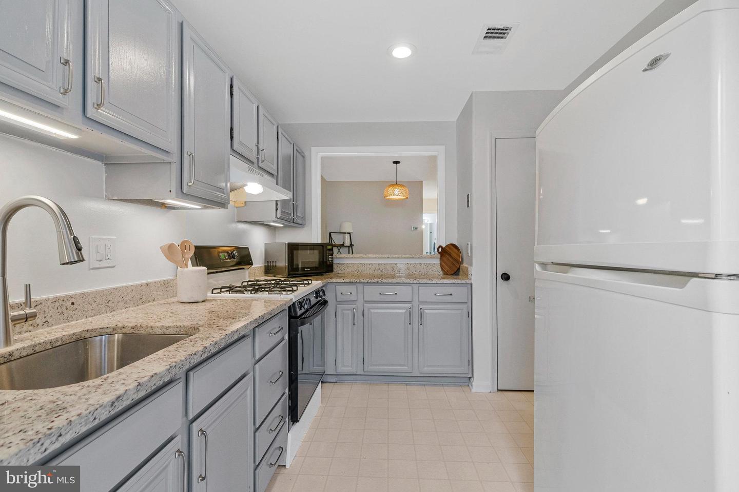 10006 OAKTON TERRACE RD, OAKTON, Virginia 22124, 1 Bedroom Bedrooms, ,1 BathroomBathrooms,Residential,For sale,10006 OAKTON TERRACE RD,VAFX2235846 MLS # VAFX2235846