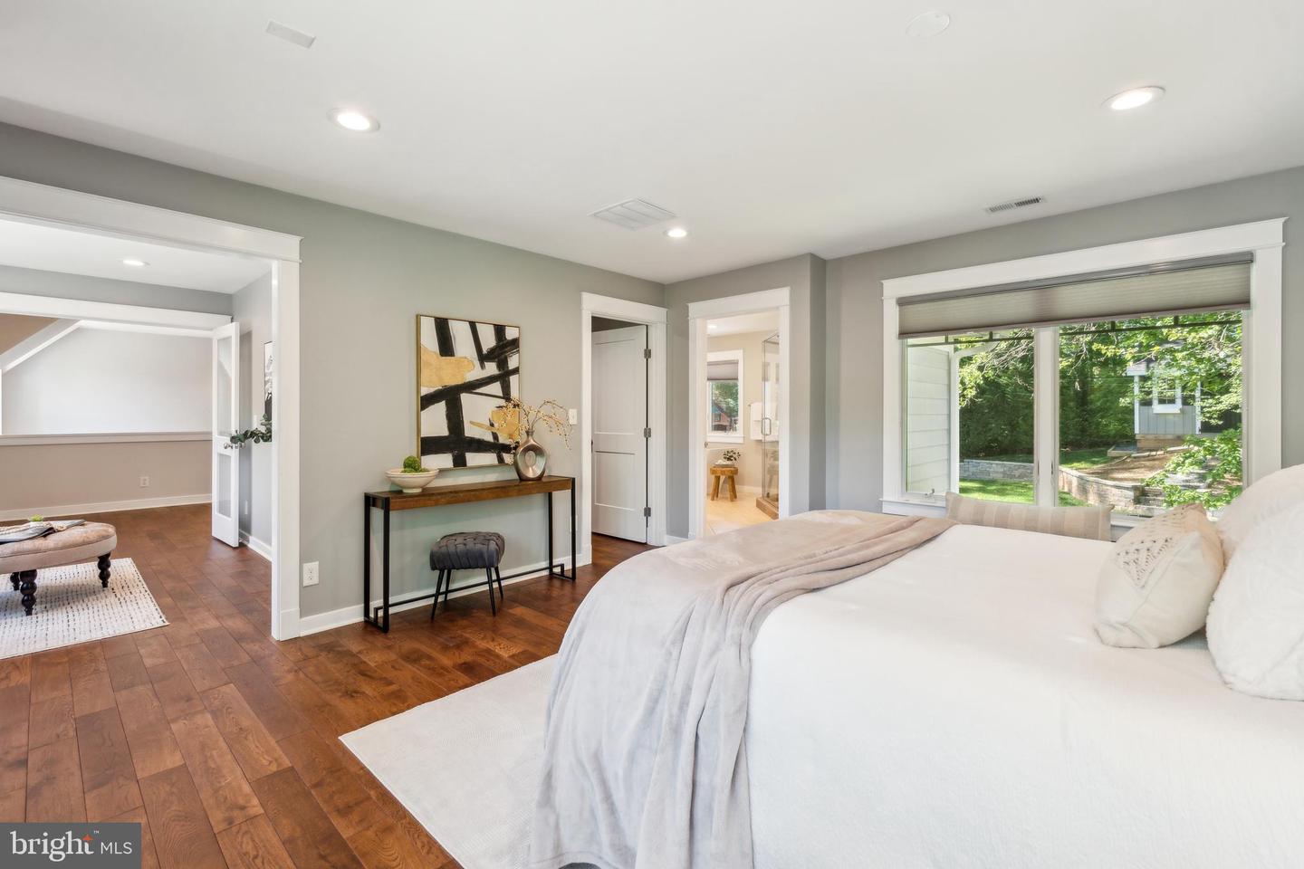 4231 31ST ST N, ARLINGTON, Virginia 22207, 4 Bedrooms Bedrooms, ,3 BathroomsBathrooms,Residential,For sale,4231 31ST ST N,VAAR2056366 MLS # VAAR2056366