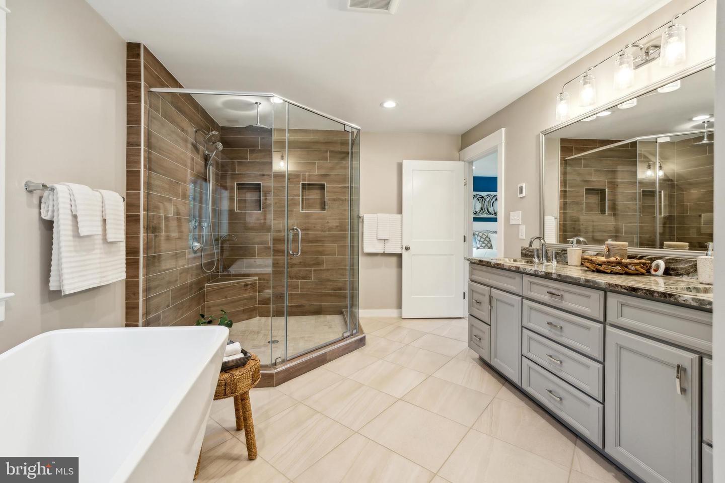 4231 31ST ST N, ARLINGTON, Virginia 22207, 4 Bedrooms Bedrooms, ,3 BathroomsBathrooms,Residential,For sale,4231 31ST ST N,VAAR2056366 MLS # VAAR2056366
