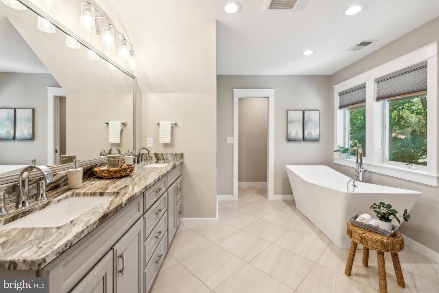4231 31ST ST N, ARLINGTON, Virginia 22207, 4 Bedrooms Bedrooms, ,3 BathroomsBathrooms,Residential,For sale,4231 31ST ST N,VAAR2056366 MLS # VAAR2056366