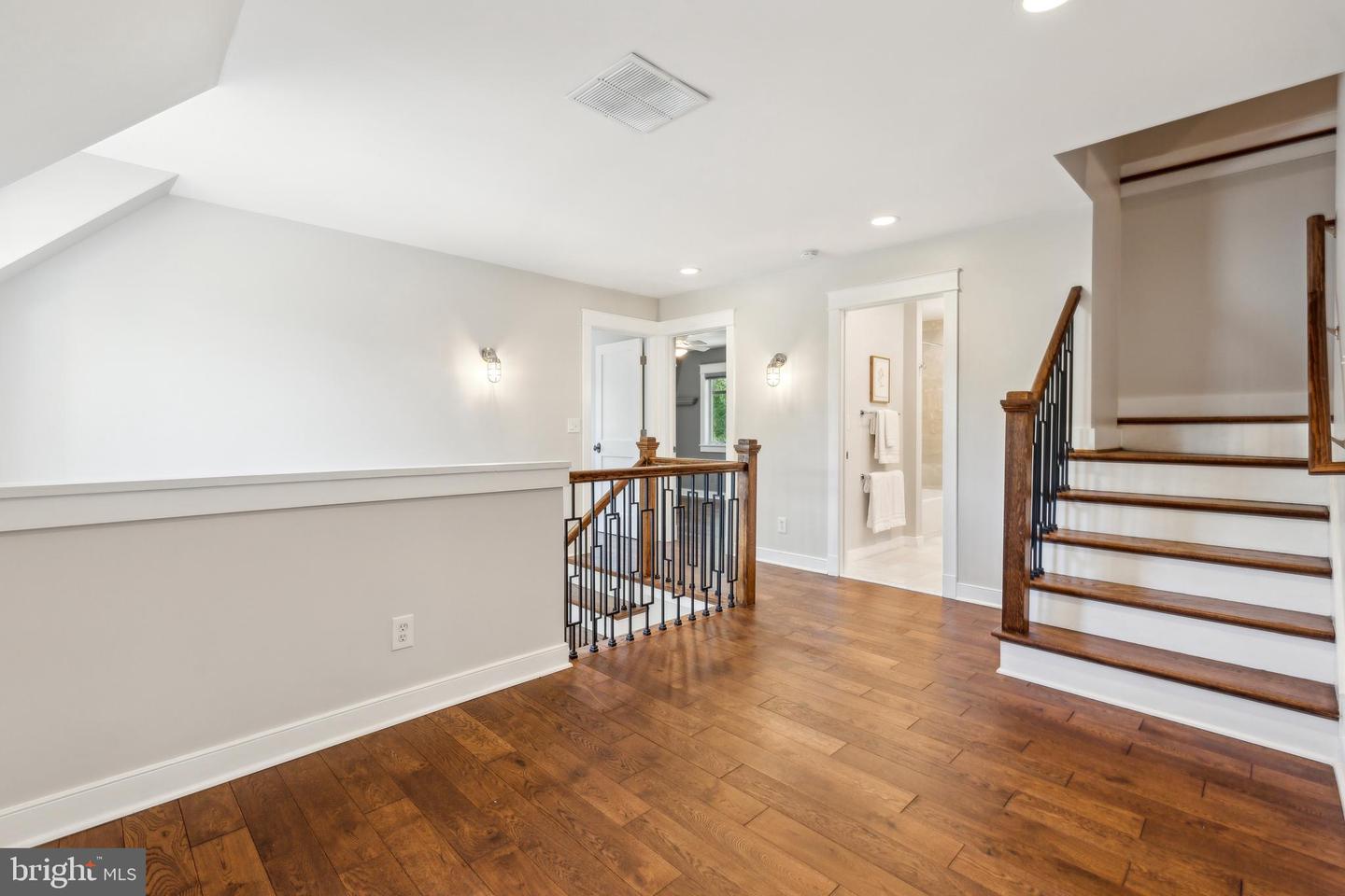4231 31ST ST N, ARLINGTON, Virginia 22207, 4 Bedrooms Bedrooms, ,3 BathroomsBathrooms,Residential,For sale,4231 31ST ST N,VAAR2056366 MLS # VAAR2056366