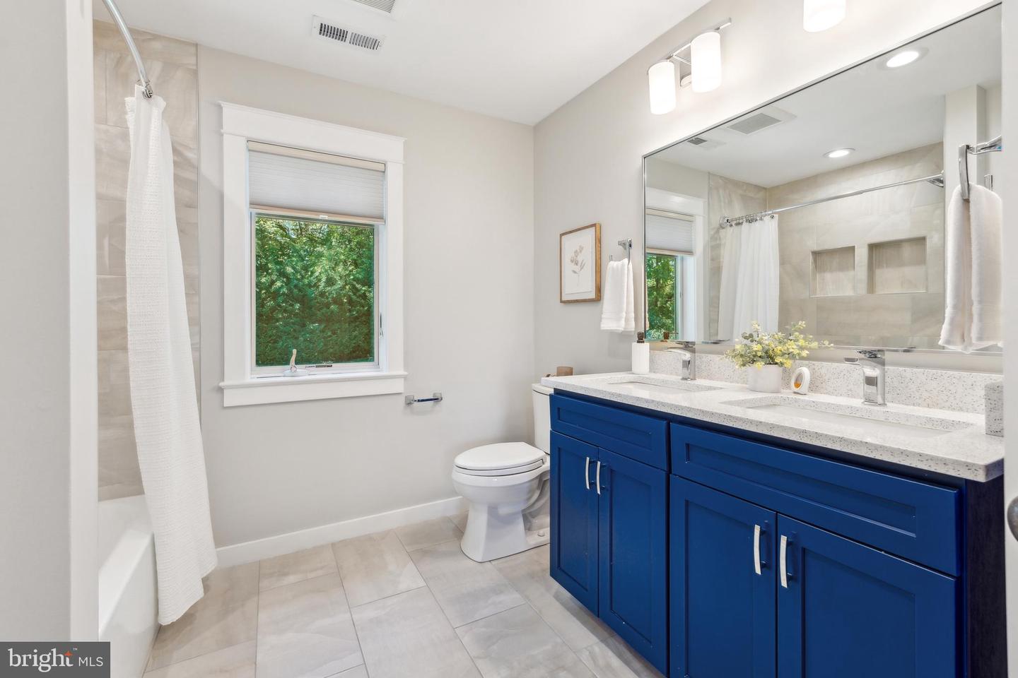 4231 31ST ST N, ARLINGTON, Virginia 22207, 4 Bedrooms Bedrooms, ,3 BathroomsBathrooms,Residential,For sale,4231 31ST ST N,VAAR2056366 MLS # VAAR2056366