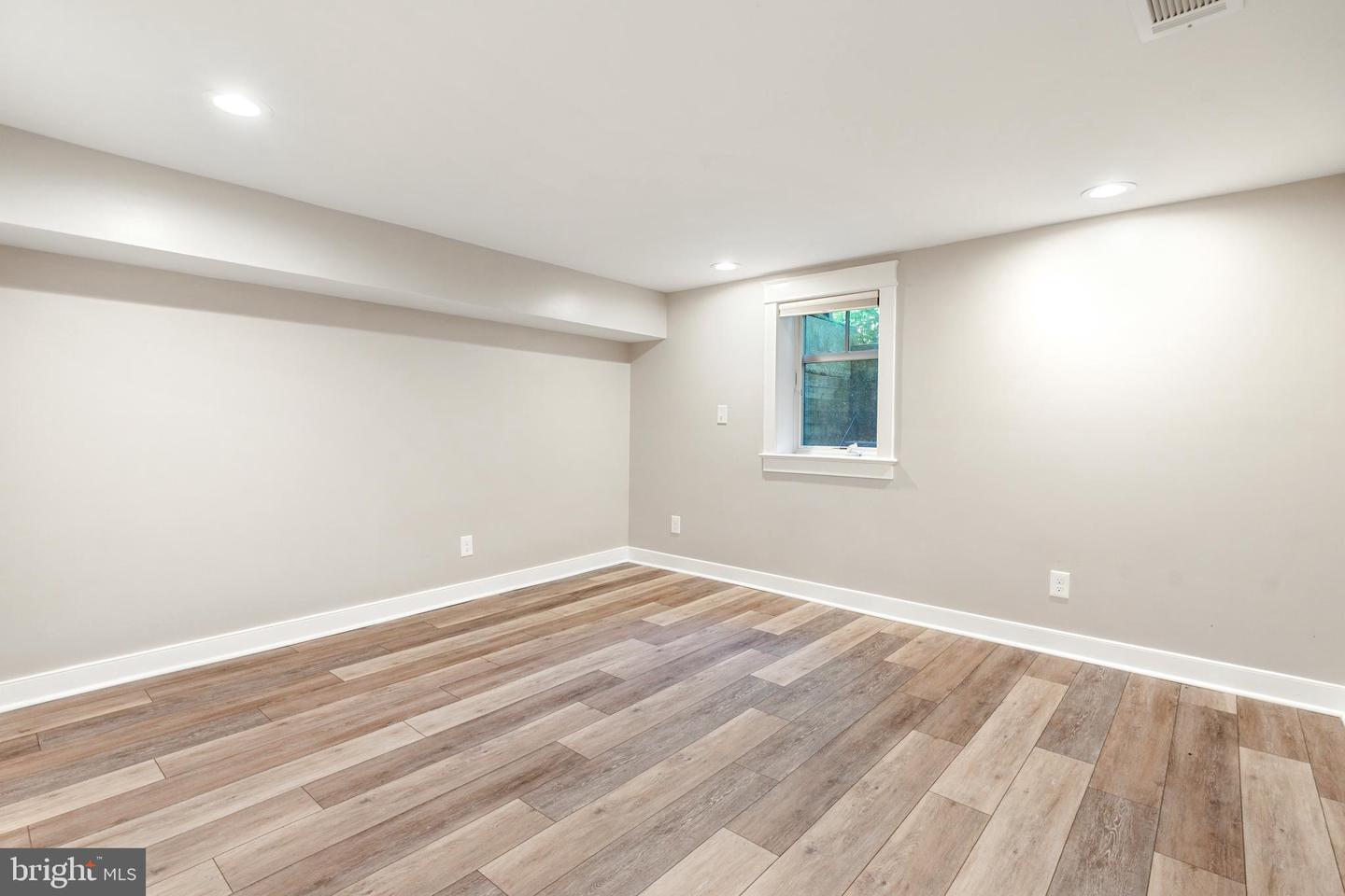 4231 31ST ST N, ARLINGTON, Virginia 22207, 4 Bedrooms Bedrooms, ,3 BathroomsBathrooms,Residential,For sale,4231 31ST ST N,VAAR2056366 MLS # VAAR2056366