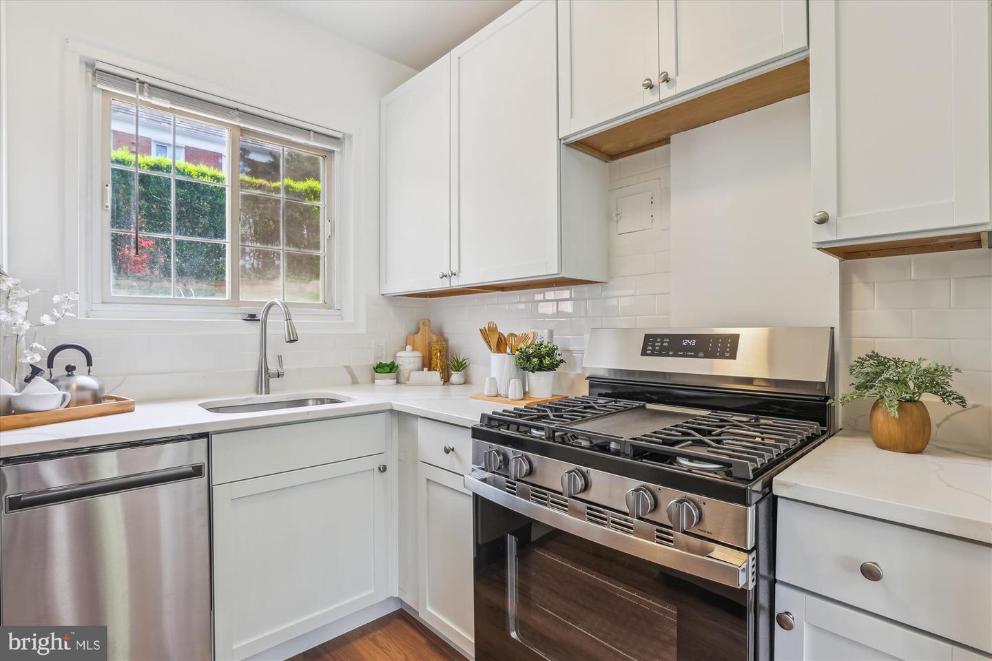 3733 GUNSTON RD, ALEXANDRIA, Virginia 22302, 2 Bedrooms Bedrooms, ,1 BathroomBathrooms,Residential,For sale,3733 GUNSTON RD,VAAX2044460 MLS # VAAX2044460