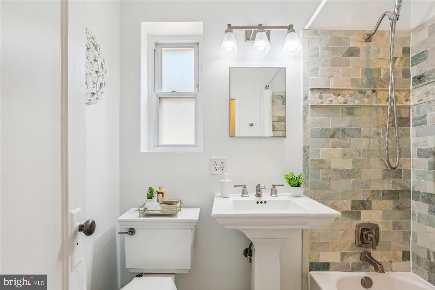 3733 GUNSTON RD, ALEXANDRIA, Virginia 22302, 2 Bedrooms Bedrooms, ,1 BathroomBathrooms,Residential,For sale,3733 GUNSTON RD,VAAX2044460 MLS # VAAX2044460