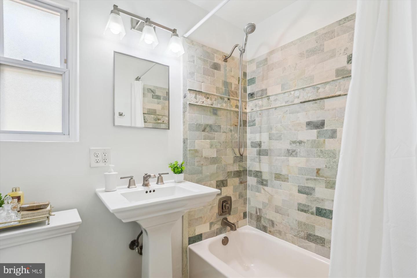 3733 GUNSTON RD, ALEXANDRIA, Virginia 22302, 2 Bedrooms Bedrooms, ,1 BathroomBathrooms,Residential,For sale,3733 GUNSTON RD,VAAX2044460 MLS # VAAX2044460