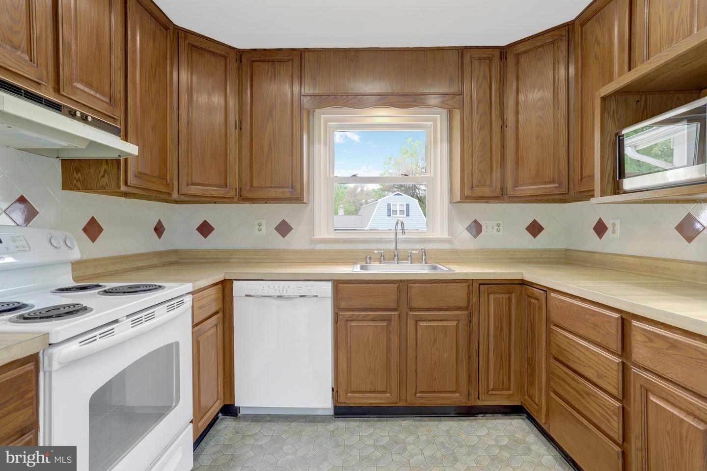 7716 CARRLEIGH PKWY, SPRINGFIELD, Virginia 22152, 6 Bedrooms Bedrooms, ,3 BathroomsBathrooms,Residential,For sale,7716 CARRLEIGH PKWY,VAFX2236430 MLS # VAFX2236430