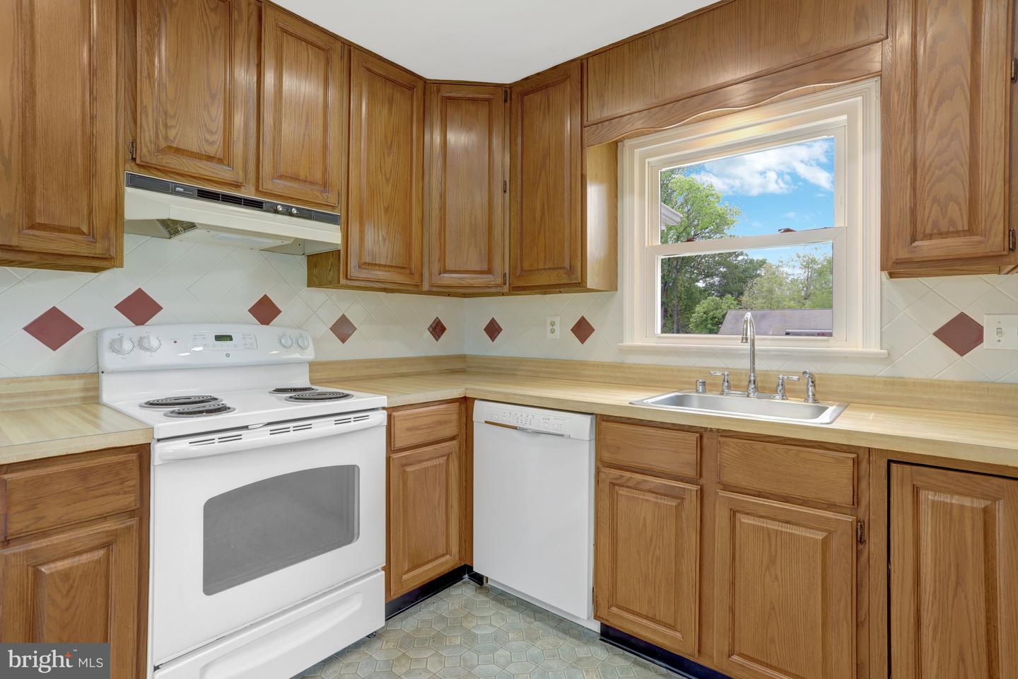 7716 CARRLEIGH PKWY, SPRINGFIELD, Virginia 22152, 6 Bedrooms Bedrooms, ,3 BathroomsBathrooms,Residential,For sale,7716 CARRLEIGH PKWY,VAFX2236430 MLS # VAFX2236430