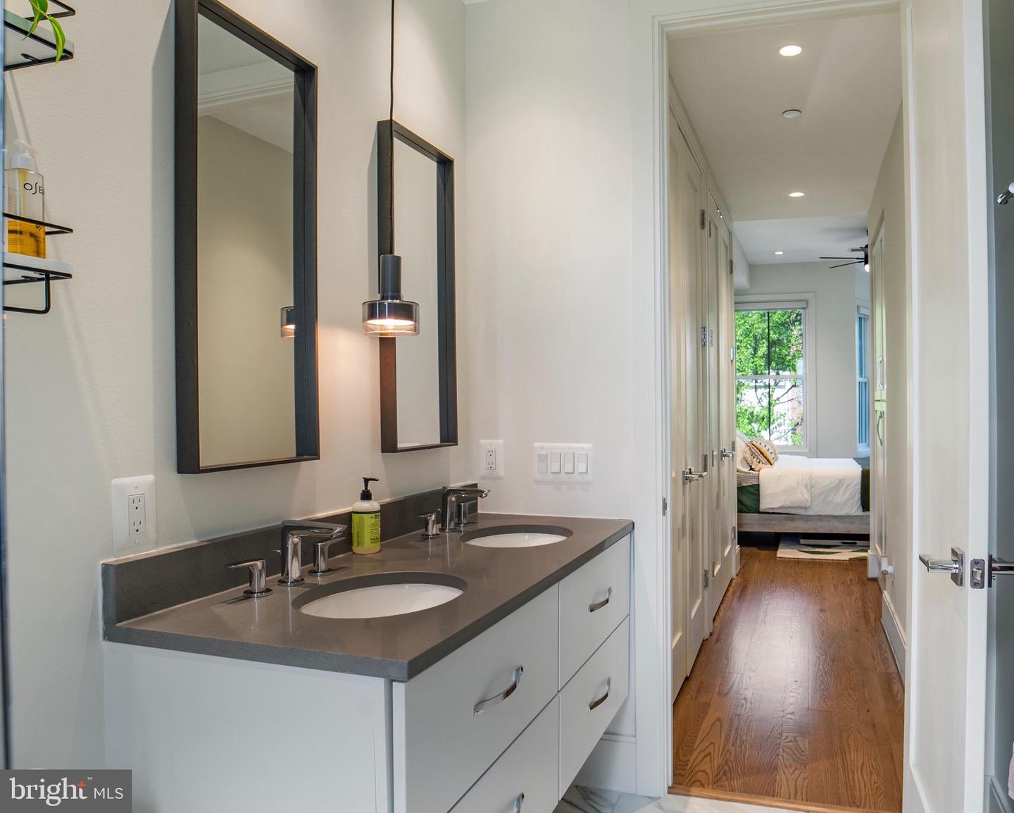 270 15TH ST SE #301, WASHINGTON, District Of Columbia 20003, 2 Bedrooms Bedrooms, ,2 BathroomsBathrooms,Residential,For sale,270 15TH ST SE #301,DCDC2197350 MLS # DCDC2197350