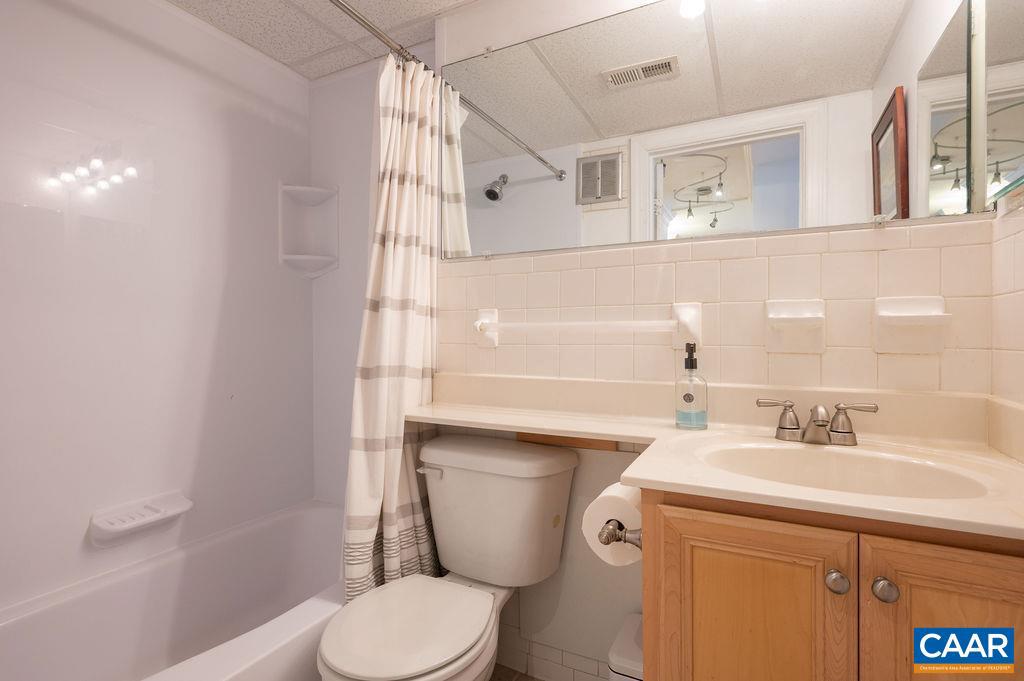 1800 JEFFERSON PARK AVE #305, CHARLOTTESVILLE, Virginia 22903, 2 Bedrooms Bedrooms, ,2 BathroomsBathrooms,Residential,For sale,1800 JEFFERSON PARK AVE #305,663795 MLS # 663795