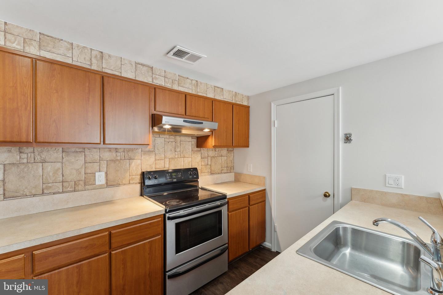 4411 PEMBROOK VILLAGE DR #101, ALEXANDRIA, Virginia 22309, 3 Bedrooms Bedrooms, ,2 BathroomsBathrooms,Residential,For sale,4411 PEMBROOK VILLAGE DR #101,VAFX2237664 MLS # VAFX2237664