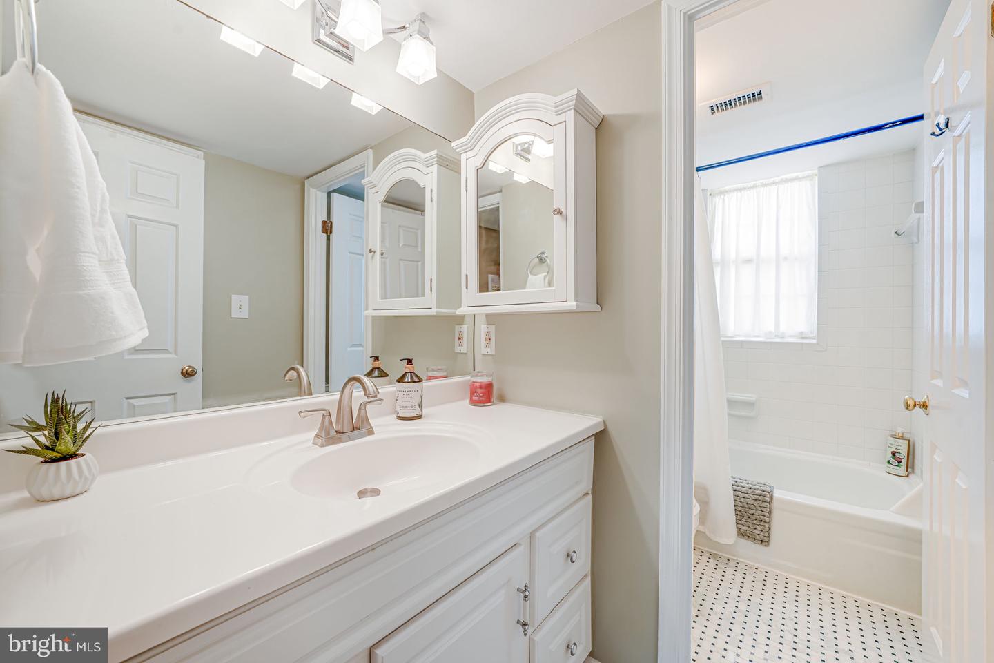 517 BASHFORD LN #5, ALEXANDRIA, Virginia 22314, 1 Bedroom Bedrooms, ,1 BathroomBathrooms,Residential,For sale,517 BASHFORD LN #5,VAAX2044768 MLS # VAAX2044768