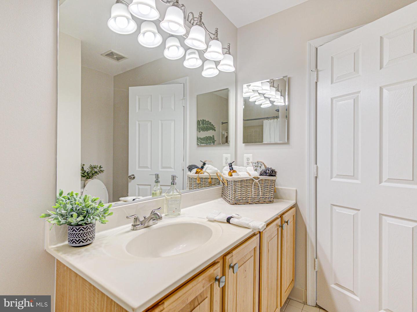 47795 SCOTSBOROUGH SQ, STERLING, Virginia 20165, 3 Bedrooms Bedrooms, ,2 BathroomsBathrooms,Residential,For sale,47795 SCOTSBOROUGH SQ,VALO2095294 MLS # VALO2095294